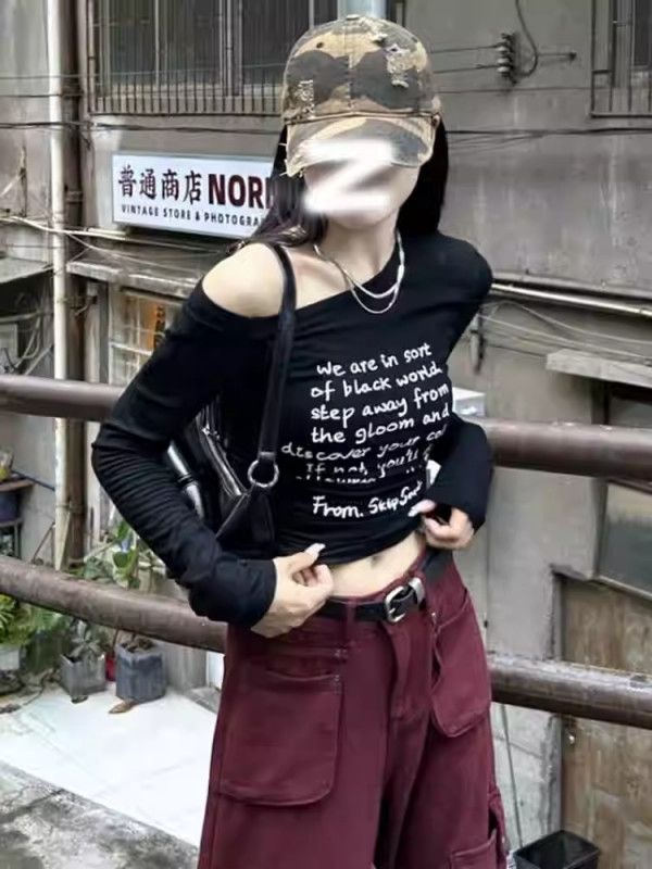여성 언발 오프숄더 레터링 크롭 니트 긴팔 티셔츠 슬림핏 데일리 간절기 봄 가을 - 상세 이미지 3