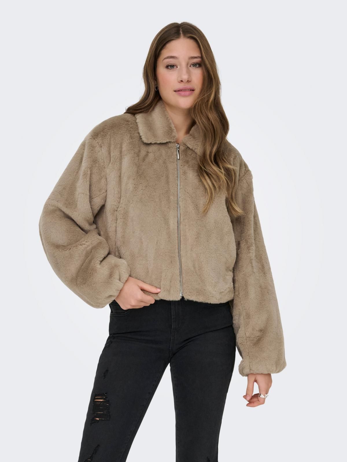 온리 에코퍼 루즈핏 숏 코트 15348987_111 BROWN / SILVER MINK - 상품 이미지