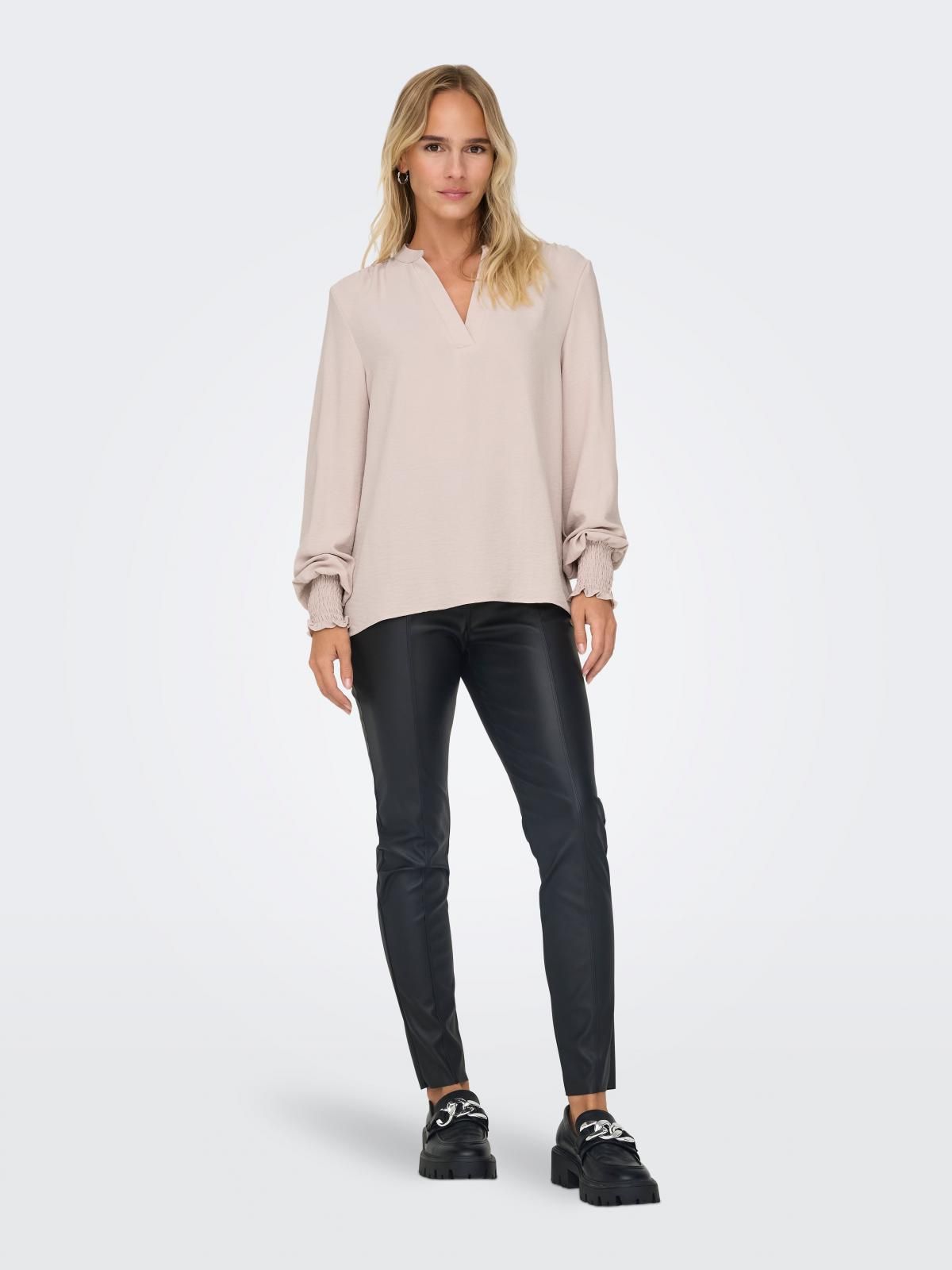 온리 페미닌 브이넥 스모크 블라우스 15284309_125 WHITE / GRAY MORN - 상세 이미지 5