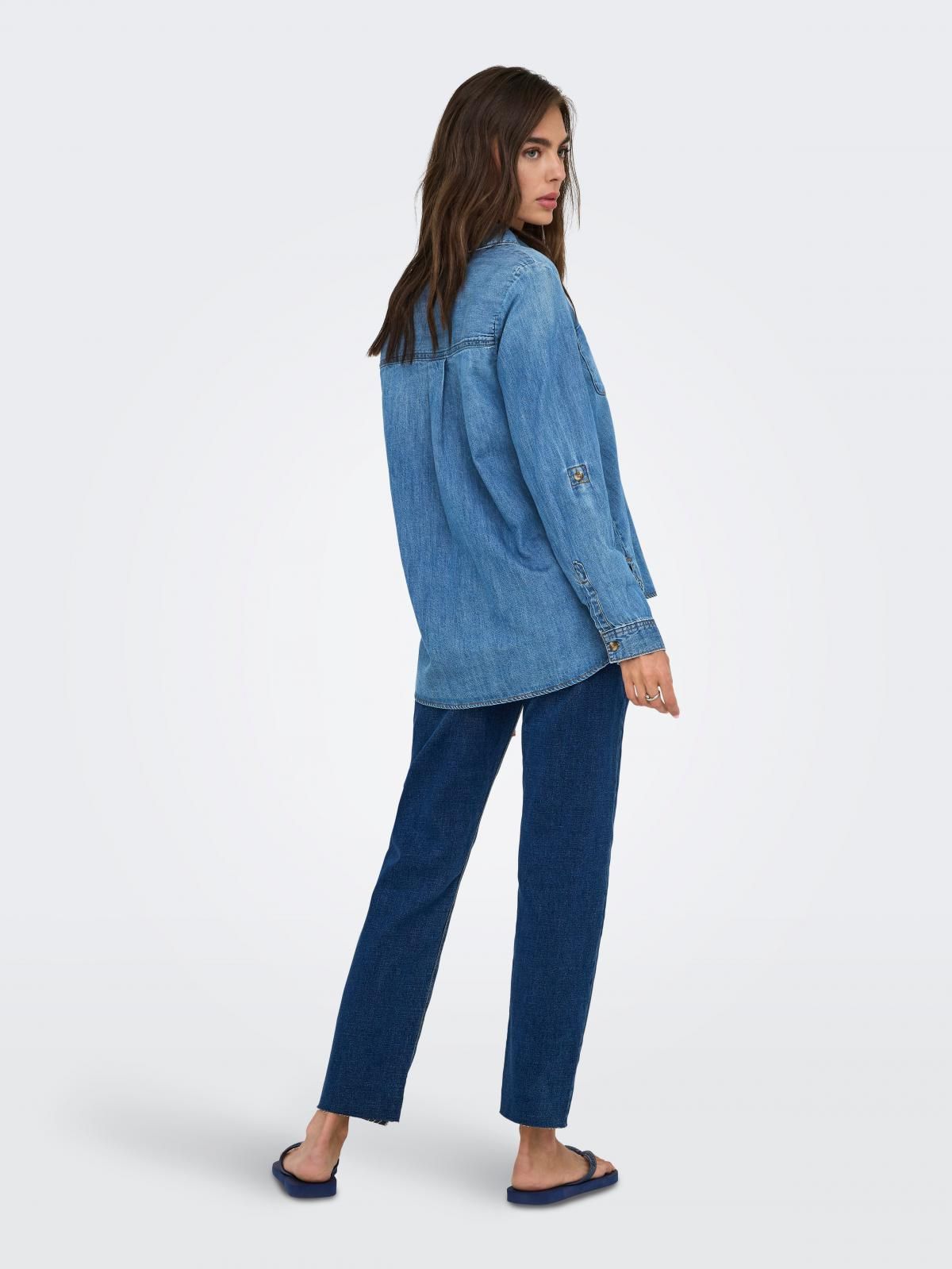 온리 포켓 롤업 소매 데님 셔츠 15361370_2115 BLUE / MEDIUM BLUE DENIM - 상세 이미지 2