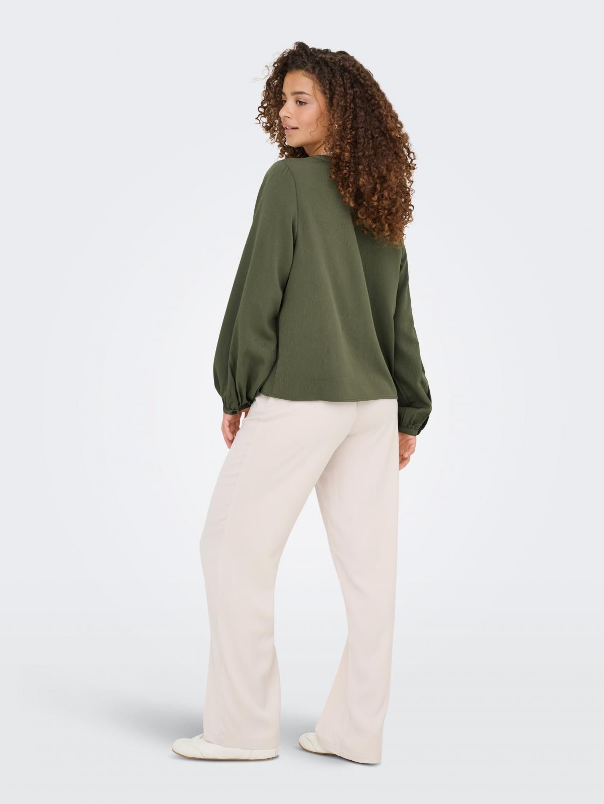 온리 브이넥 벌룬 슬리브 블라우스 15357424_4263 GREEN / KALAMATA - 상세 이미지 2