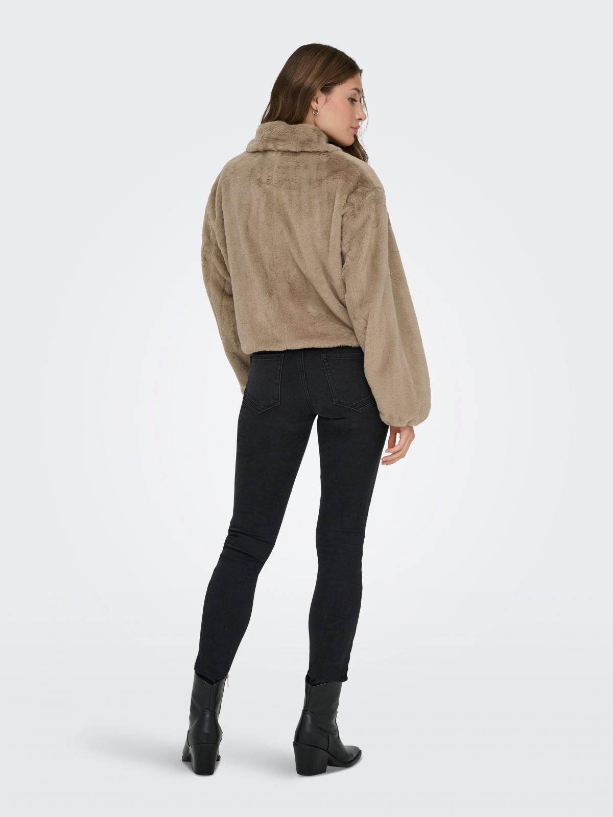 온리 에코퍼 루즈핏 숏 코트 15348987_111 BROWN / SILVER MINK - 상세 이미지 2