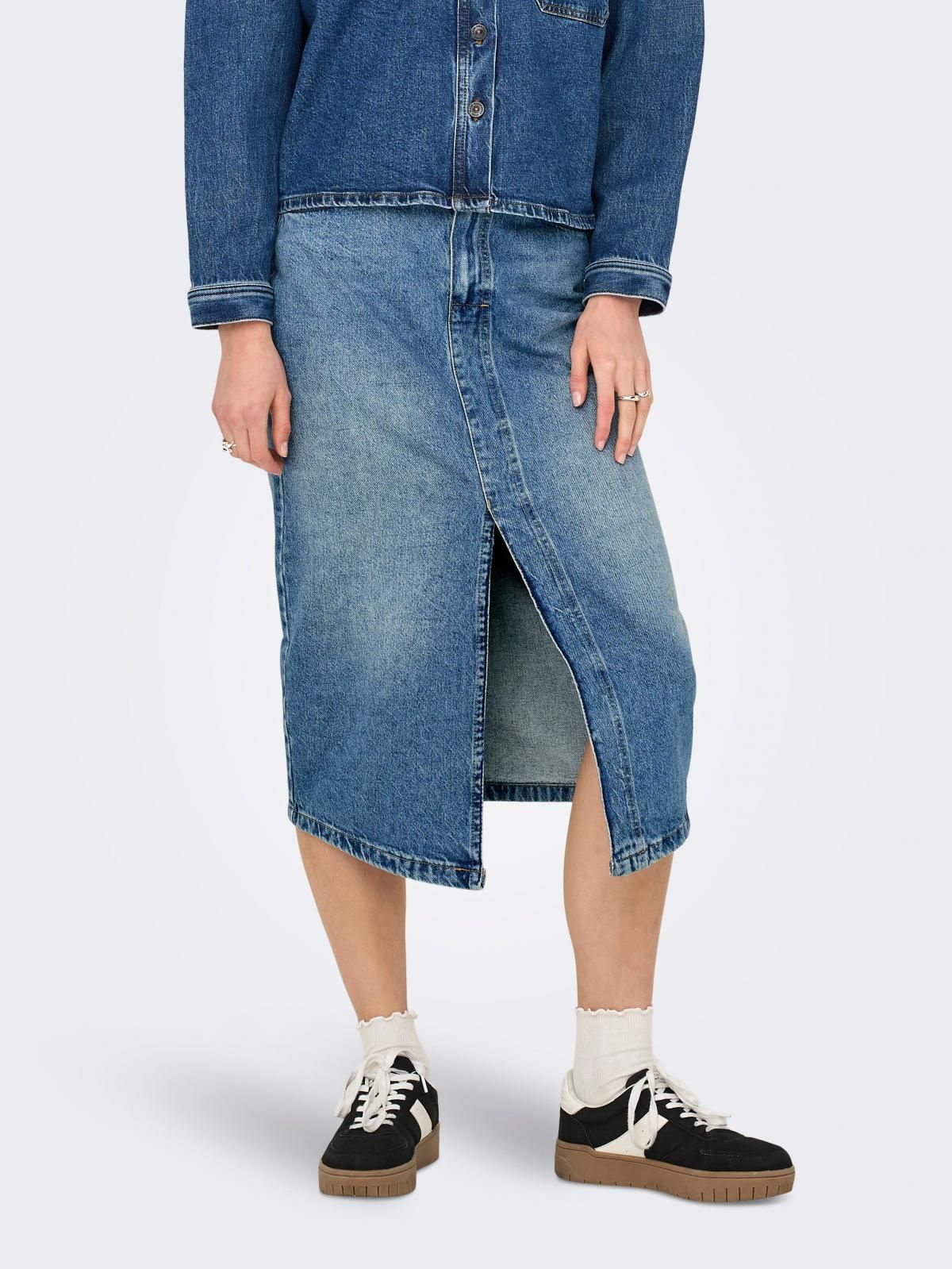 온리 미드워시 데님 미디 스커트 슬릿 캐주얼 15326839_2115 BLUE / MEDIUM BLUE DENIM - 상품 이미지