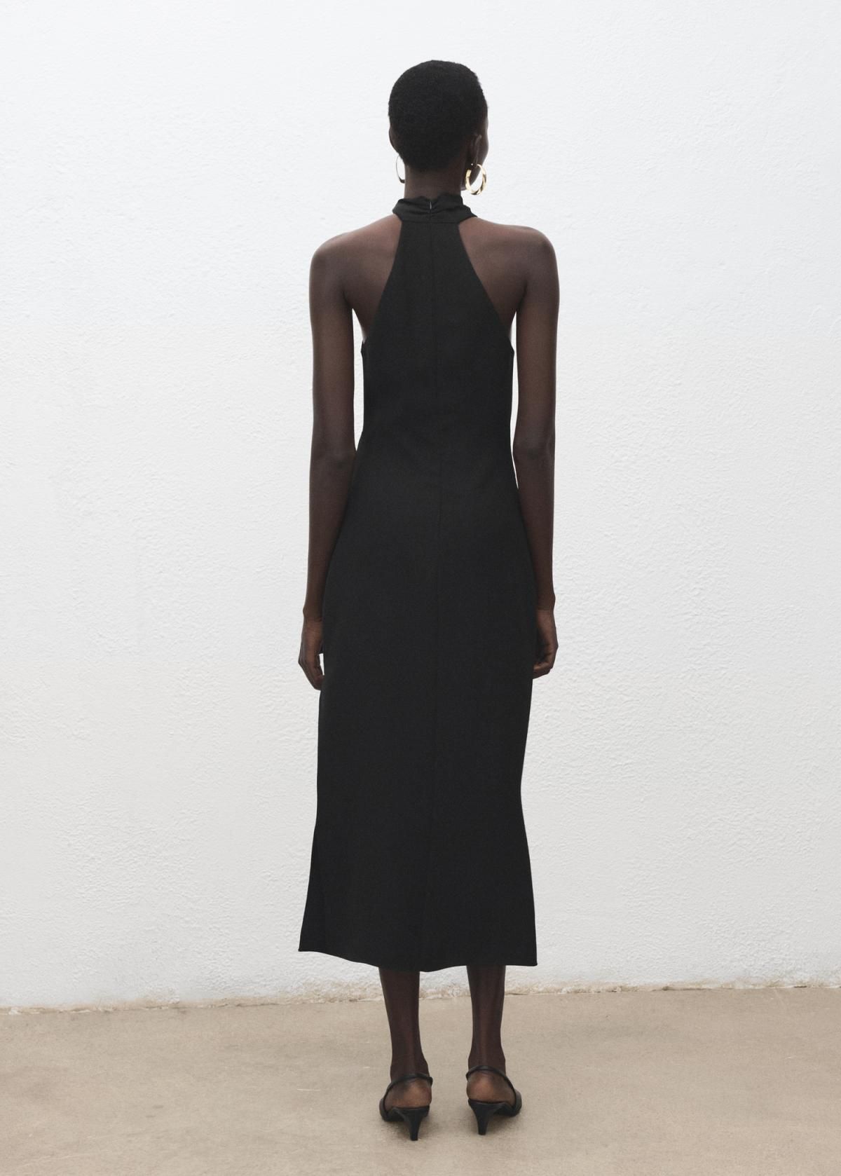 망고 블랙 메탈포인트 홀터넥 미디 원피스 27051285 NEGRO - 상세 이미지 4