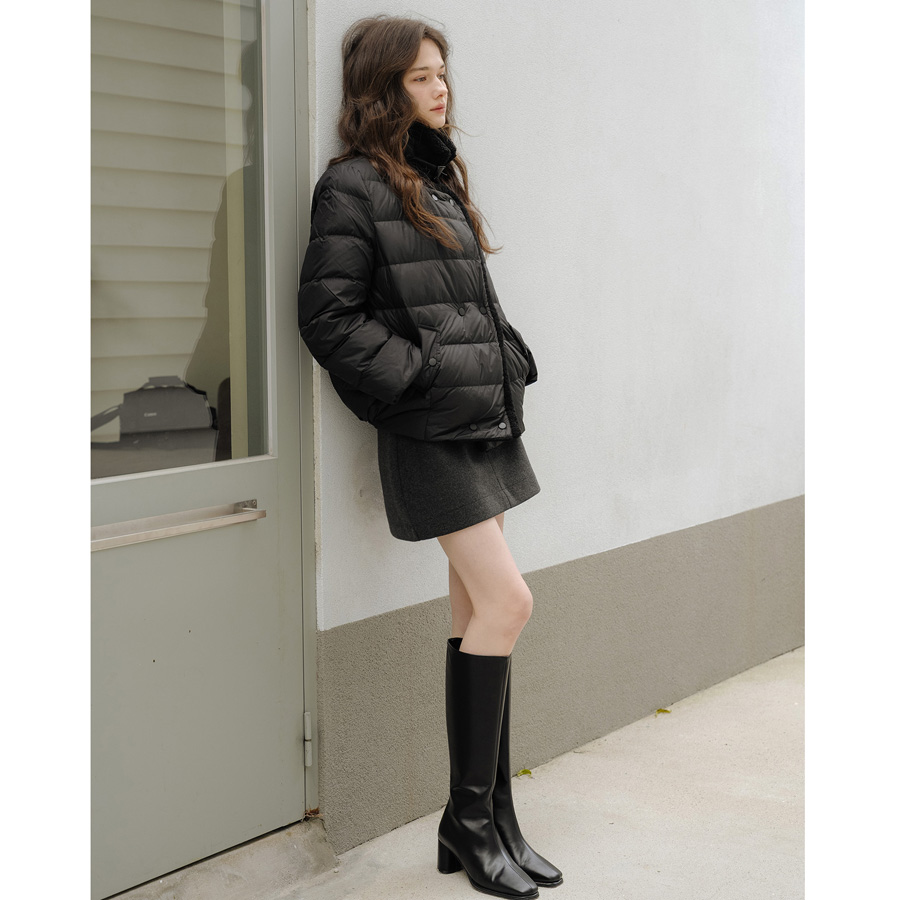 [LIMITED] 프리미엄 하이넥 버클 레더 블렌드 구스 다운 패딩 점퍼 (BLACK) - 상세 이미지 4