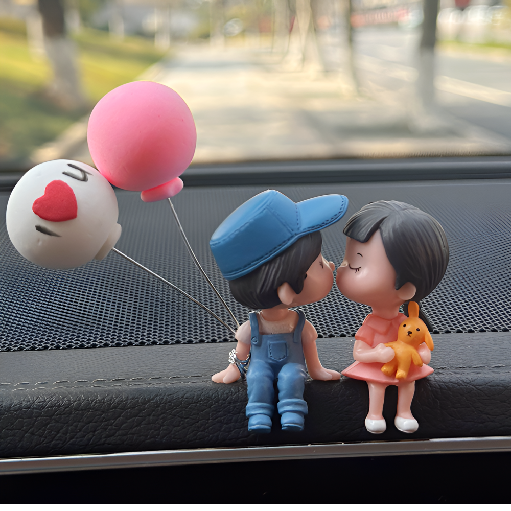 뽀뽀하는 피규어 커플 신혼부부 차량용 미니 뽀뽀커플 피규어 - 메인 이미지