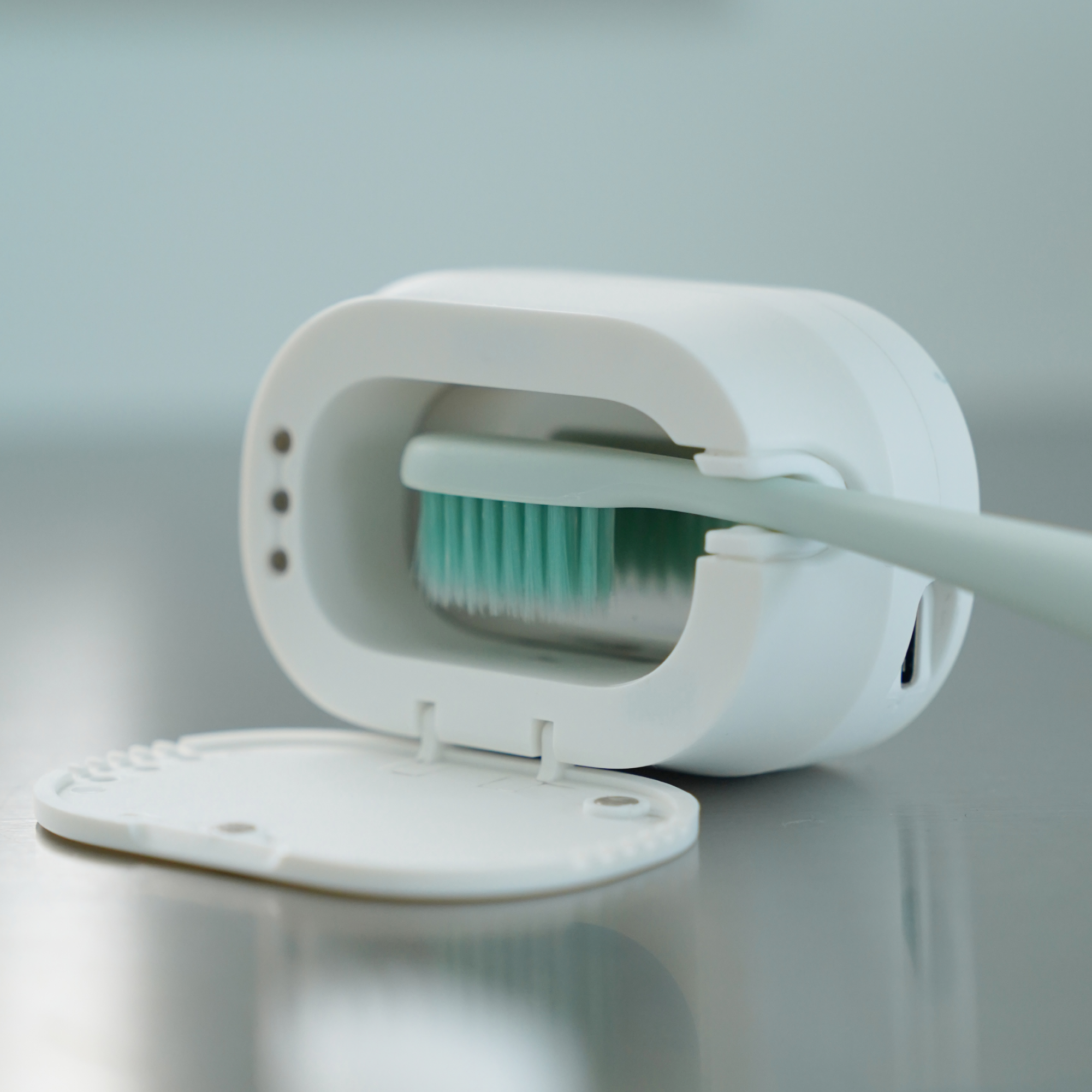 브러쉬업 칫솔살균기 헤드형 충전식 UV-C 자외선 광파 건조기 소독기 1인용 퓨어 화이트 제품 이미지