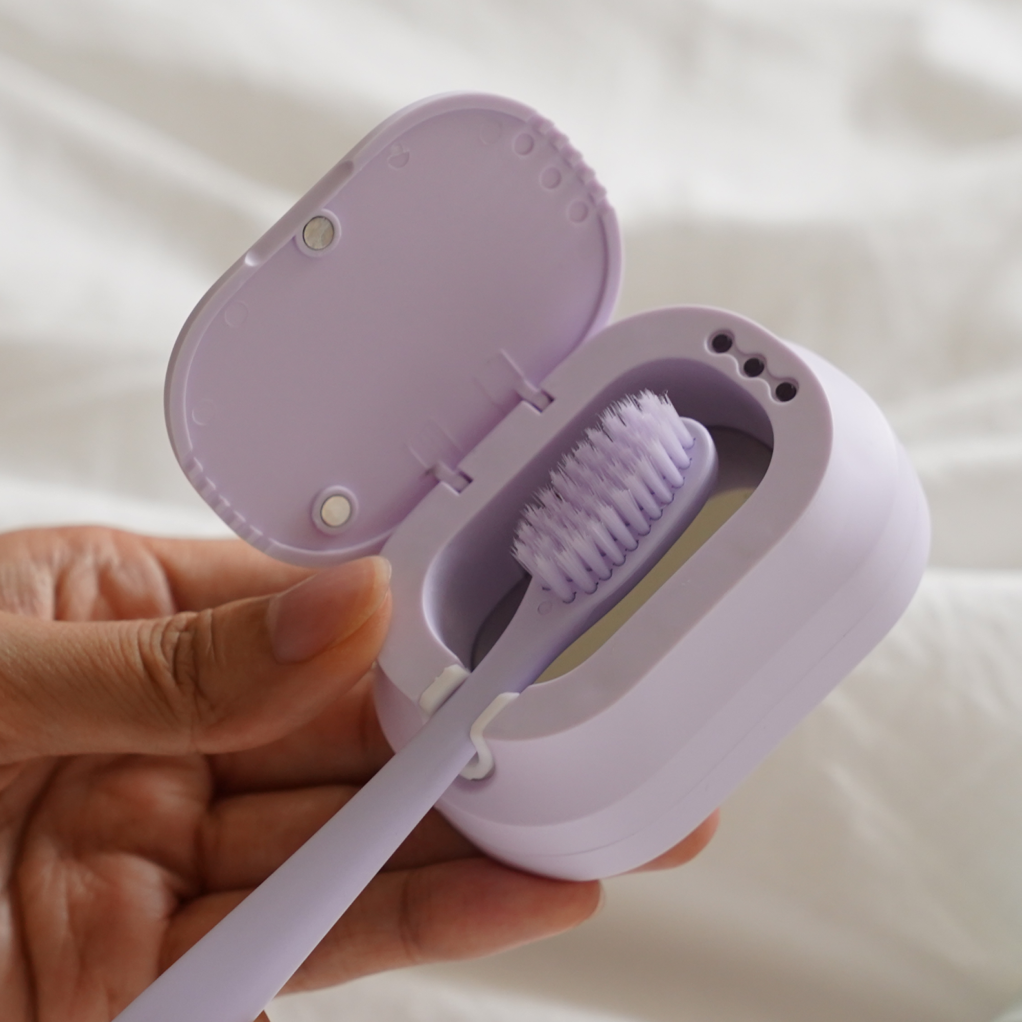 브러쉬업 칫솔살균기 헤드형 충전식 UV-C 자외선 광파 건조기 소독기 1인용 라일락 퍼플 제품 이미지