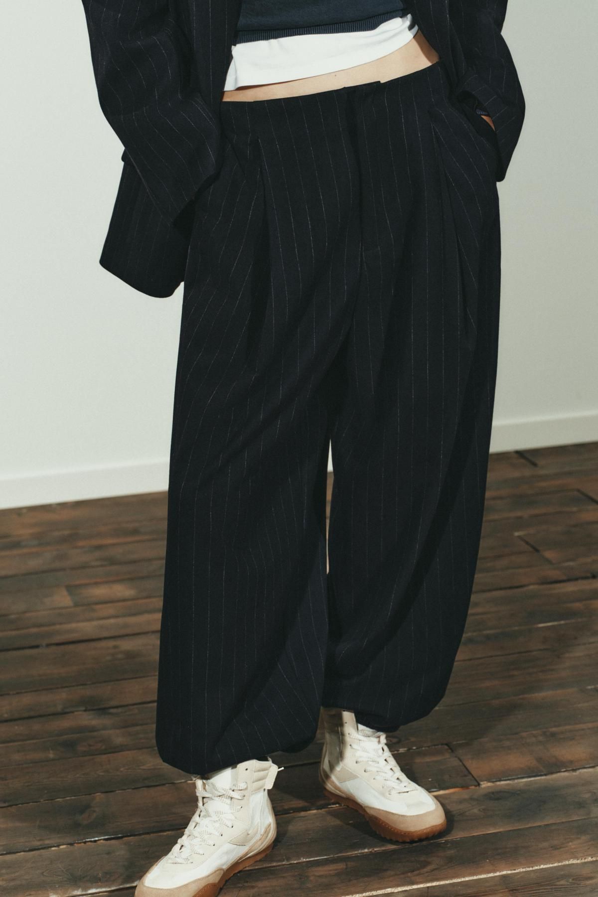 자라 핀스트라이프 플리츠 조거 팬츠 1255/568 NAVY BLUE - 상품 이미지