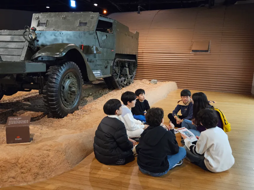[2천원환급][초등교사자격] 용산 전쟁기념관 초등 역사 현대사 체험 방학 특강 서울 어린이 역사체험학습 도슨트 해설 수업 by 티처투어