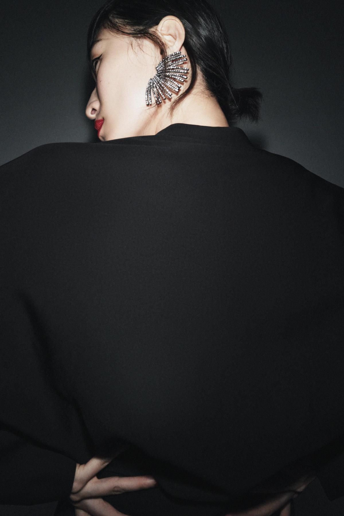 자라 테크니컬 브이넥 블랙 블라우스 9167/578 BLACK - 상세 이미지 4