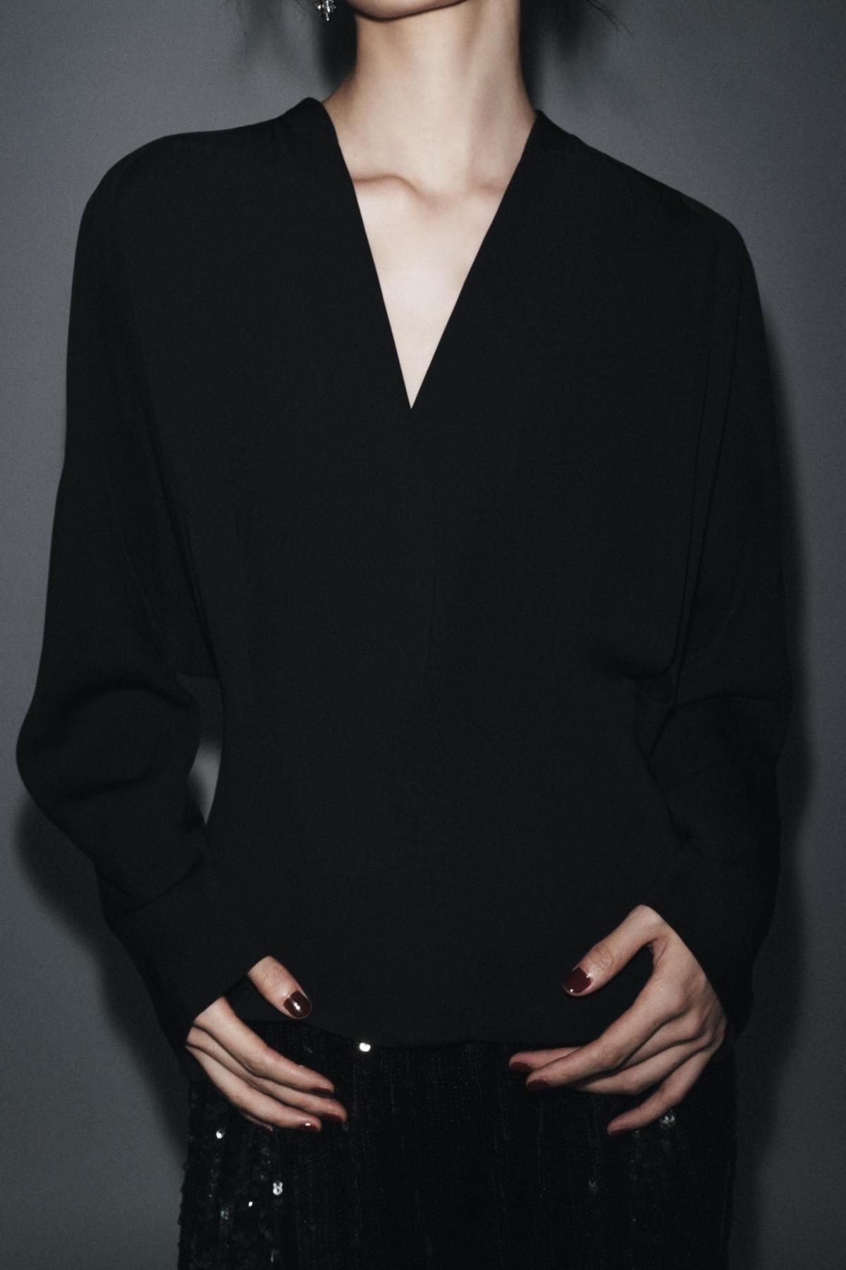 자라 테크니컬 브이넥 블랙 블라우스 9167/578 BLACK - 상세 이미지 2