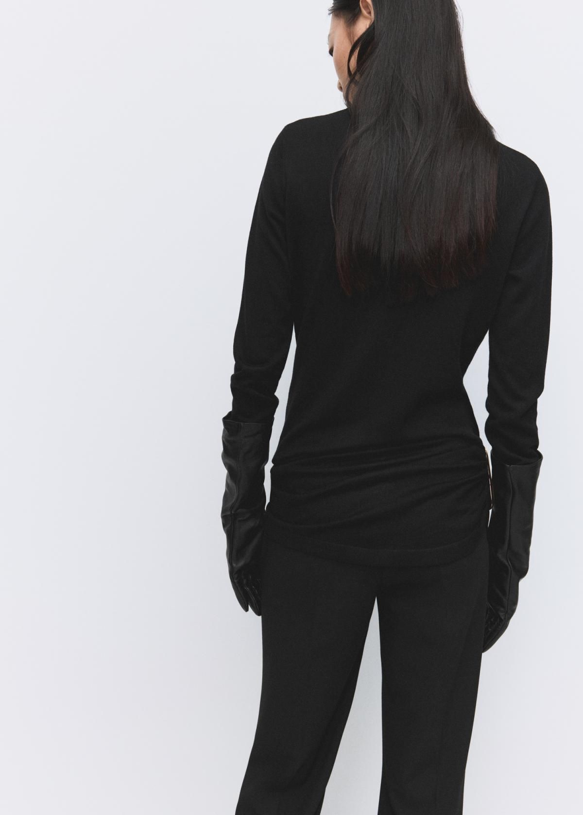 망고 하이넥 슬림핏 니트 탑 브로치 디테일 27021273 NEGRO - 상세 이미지 4