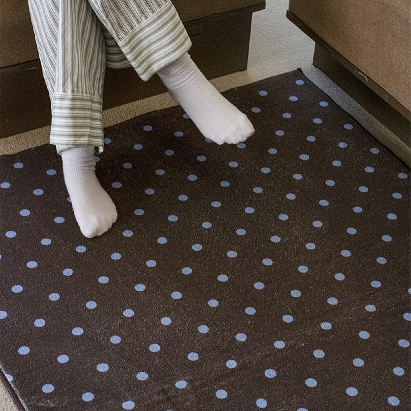 스탠다드도트 포그니 러그 사계절 극세사 거실 침실 초코소다, 150x200cm - 상세 이미지 3