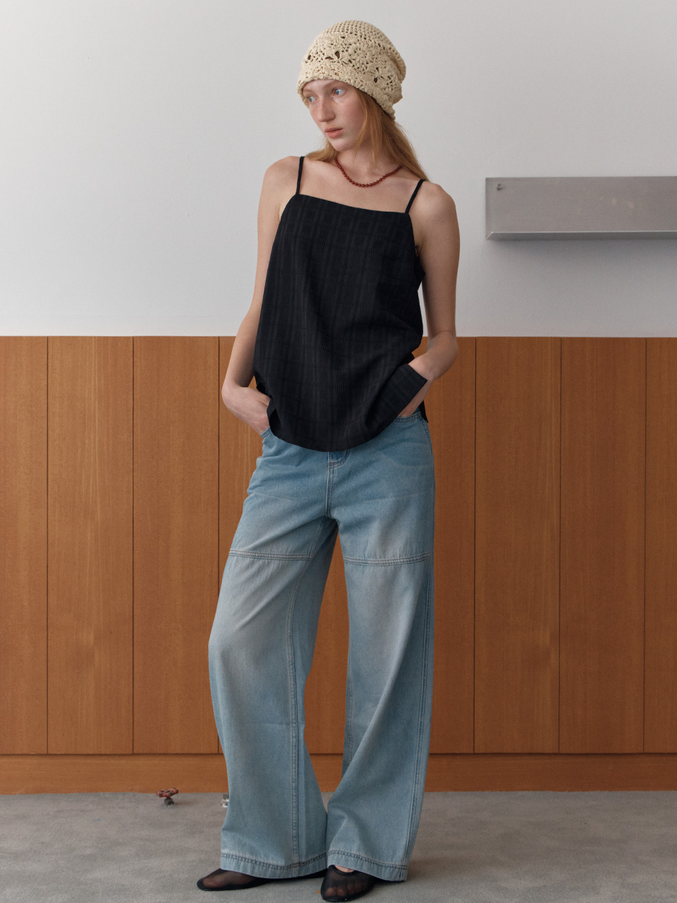 [엘씨브이] TEXTURED SLEEVELESS BLOUSE_BLACK - 상품 이미지