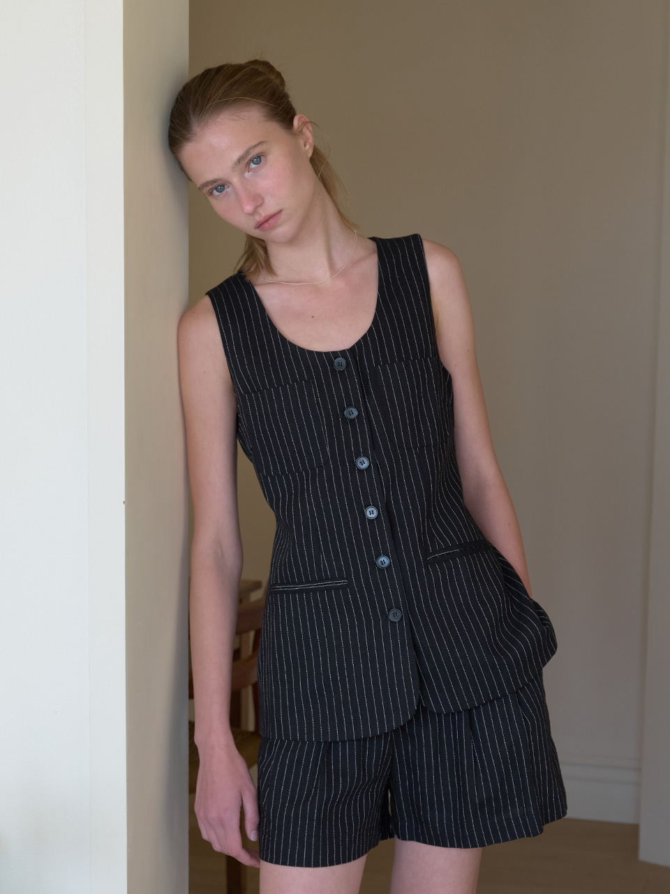 [엘씨브이] TAILORED LINEN STRIPE SINGLE VEST_BLACK