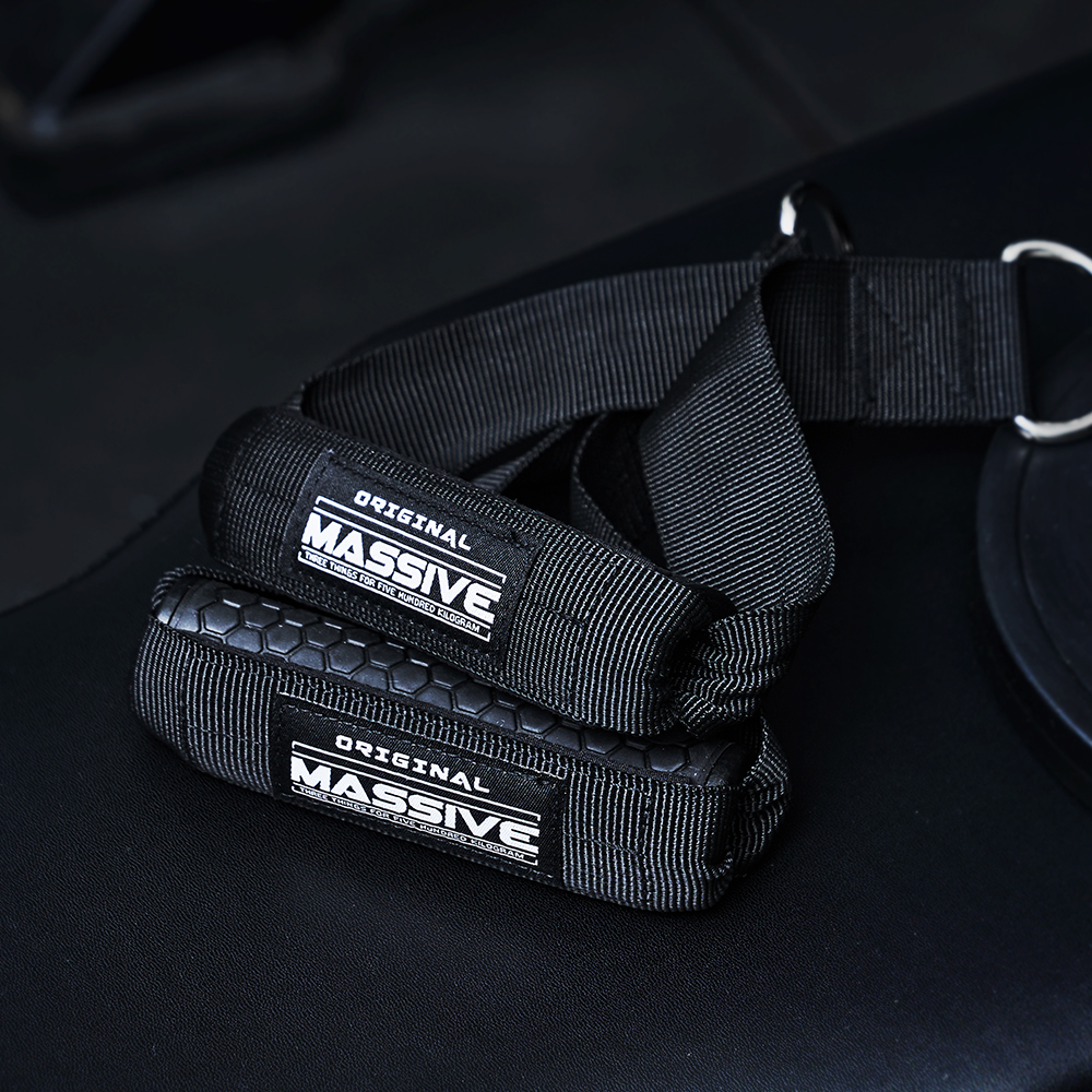 두 개의 케이블 그립을 겹쳐서 놓고 접근 촬영한 사진으로 'ORIGINAL MASSIVE' 브랜드 라벨과 그립의 질감이 선명하게 드러나는 모습
