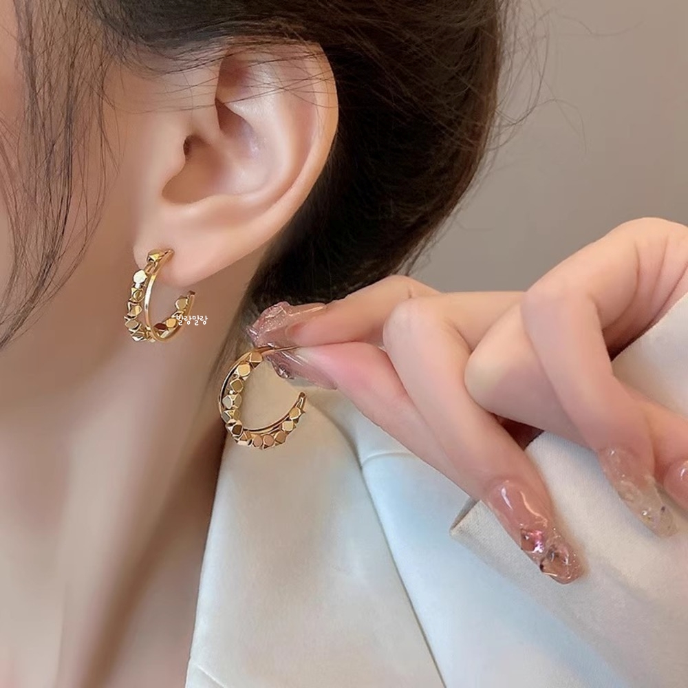 모던 큐브컷팅 골드 링 귀걸이 모자이크패턴 데일리 이어링 - 메인 이미지