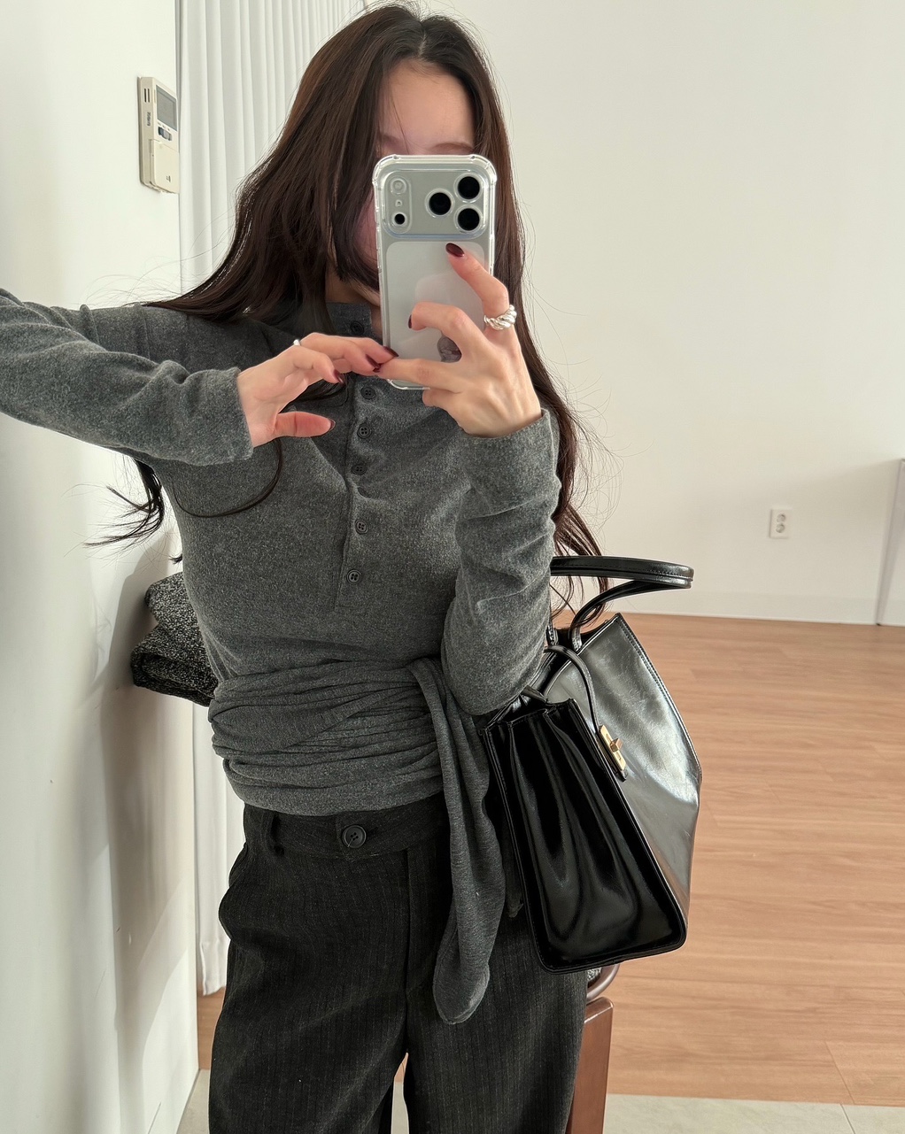 루들 여성 레이어드 이너 하이넥 겉기모 반오픈 스트랩 리본 티셔츠 - 상품 이미지