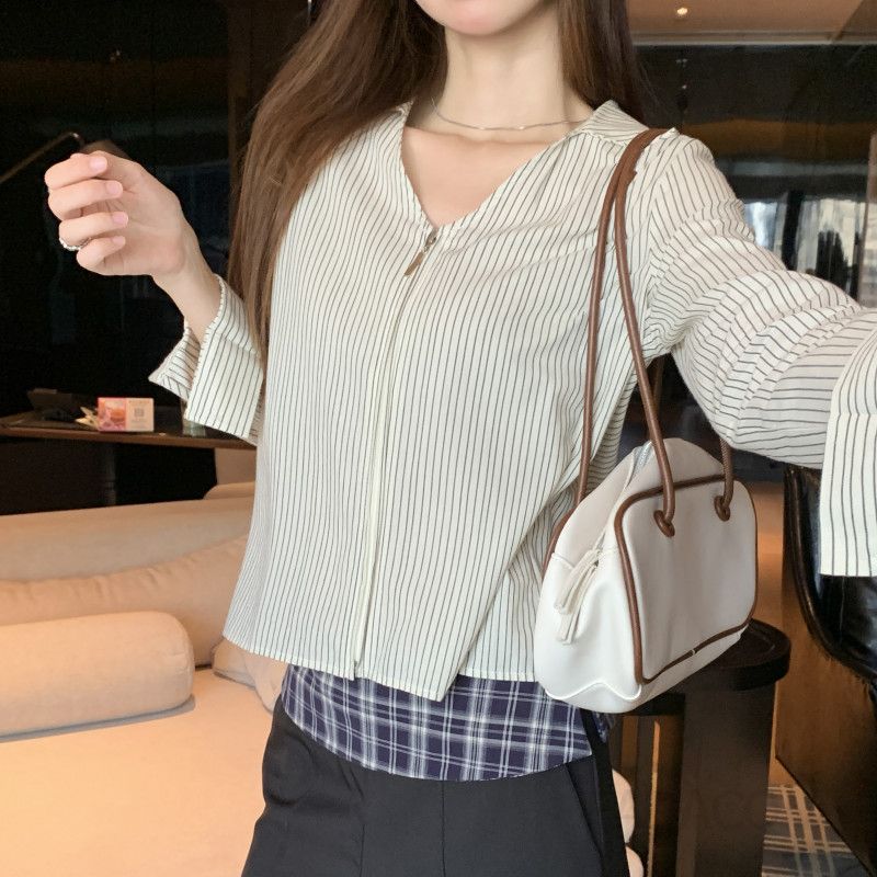 여성 루즈핏 브이넥 스트라이프 긴팔 면 블라우스 셔츠 기본핏 오피스룩 하객룩 데일리 웨어 내추럴 편안한 봄 가을 코디 - 상품 이미지