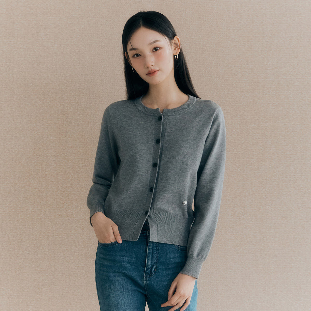 로엠 올데이 라운드넥 긴팔 가디건 RMCKF49R99 제품 이미지