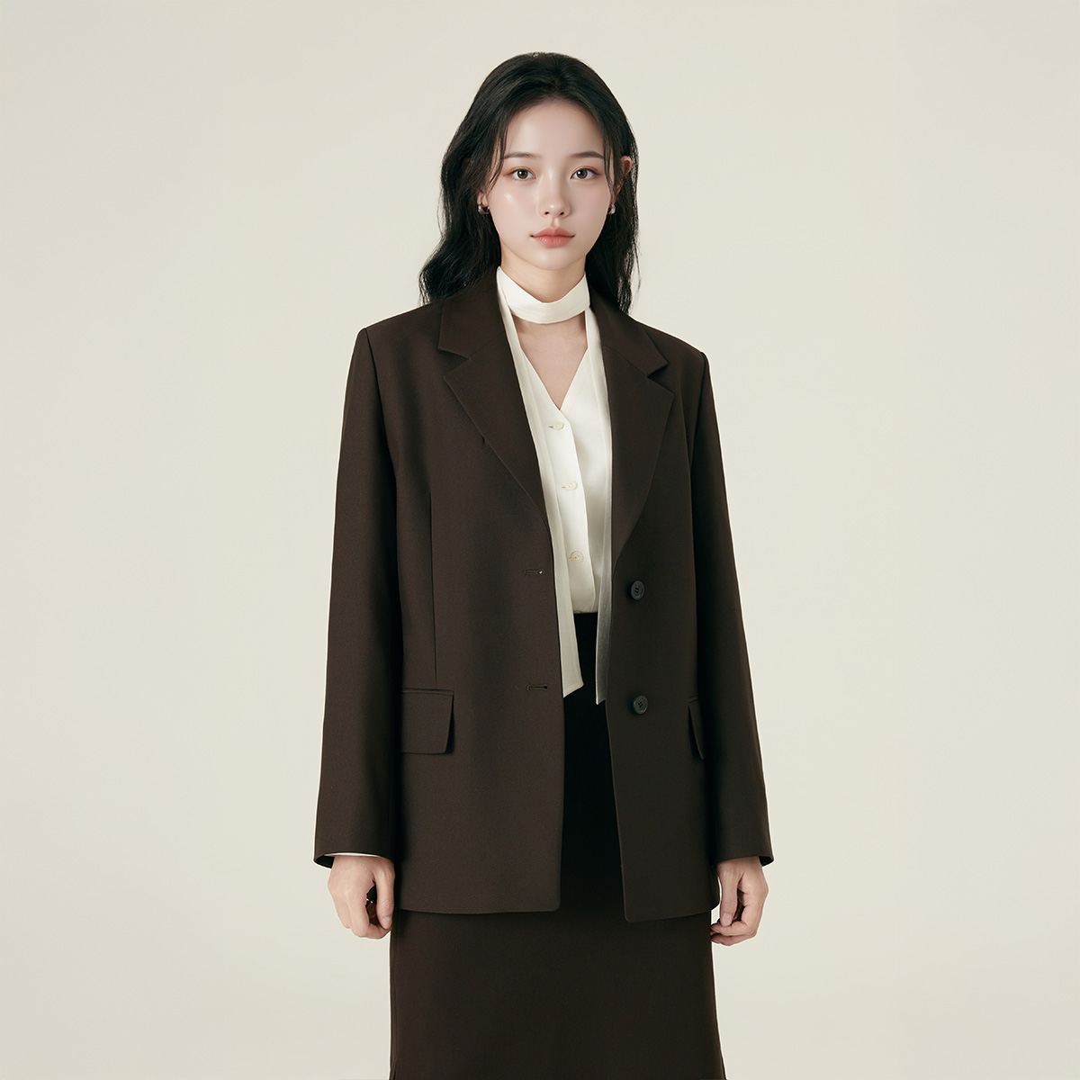 로엠 뒷트임 오버핏 테일러드 자켓 RMJKF49RT3는 아이와 함께하는 일상에서 세탁 부담을 덜어주는 옷차림을 고민할 때 좋은 선택이에요