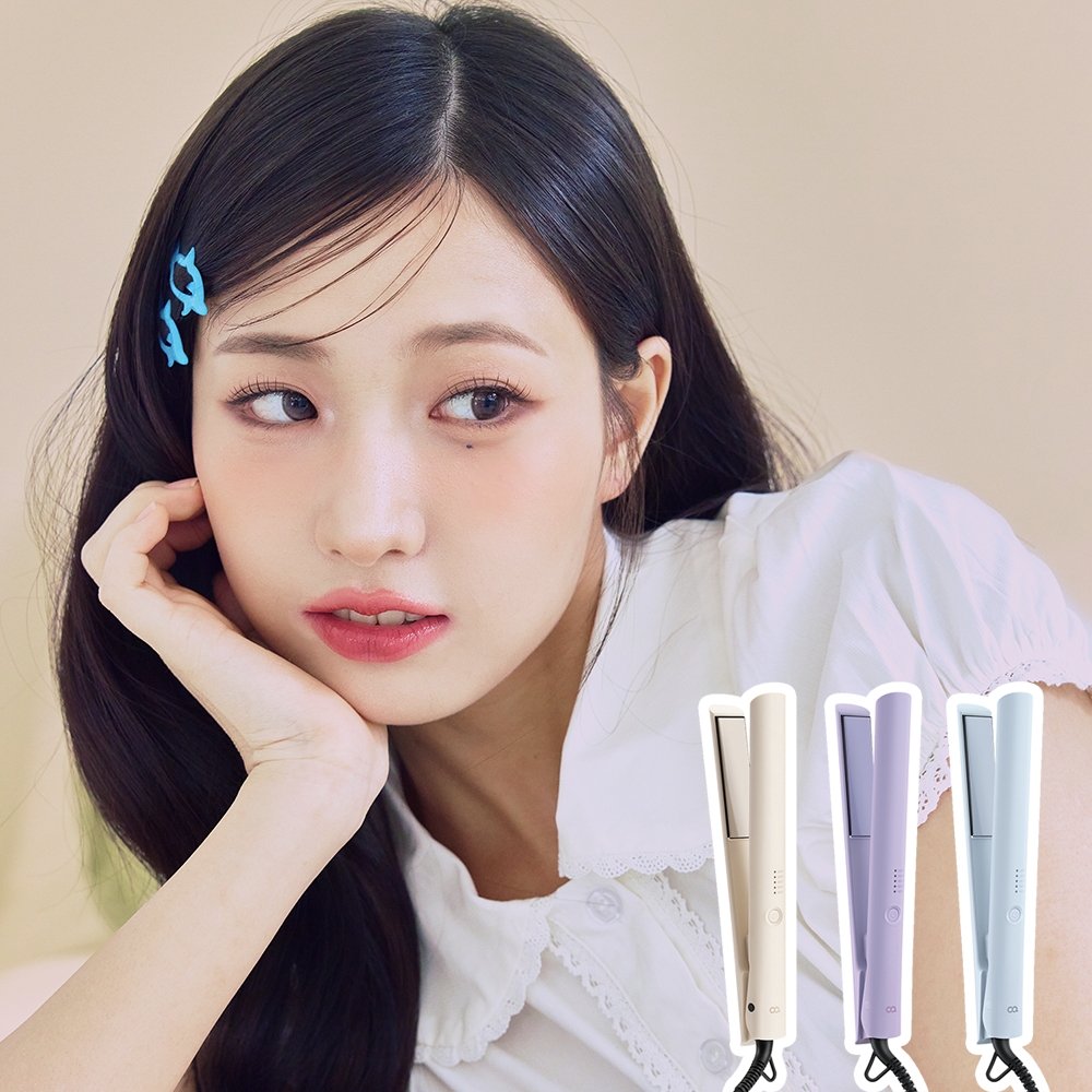 미니 사이즈 판 고데기 세 가지 색상(베이지, 보라, 민트)이 모델 옆에 나열되어 있는 제품 소개 샷
