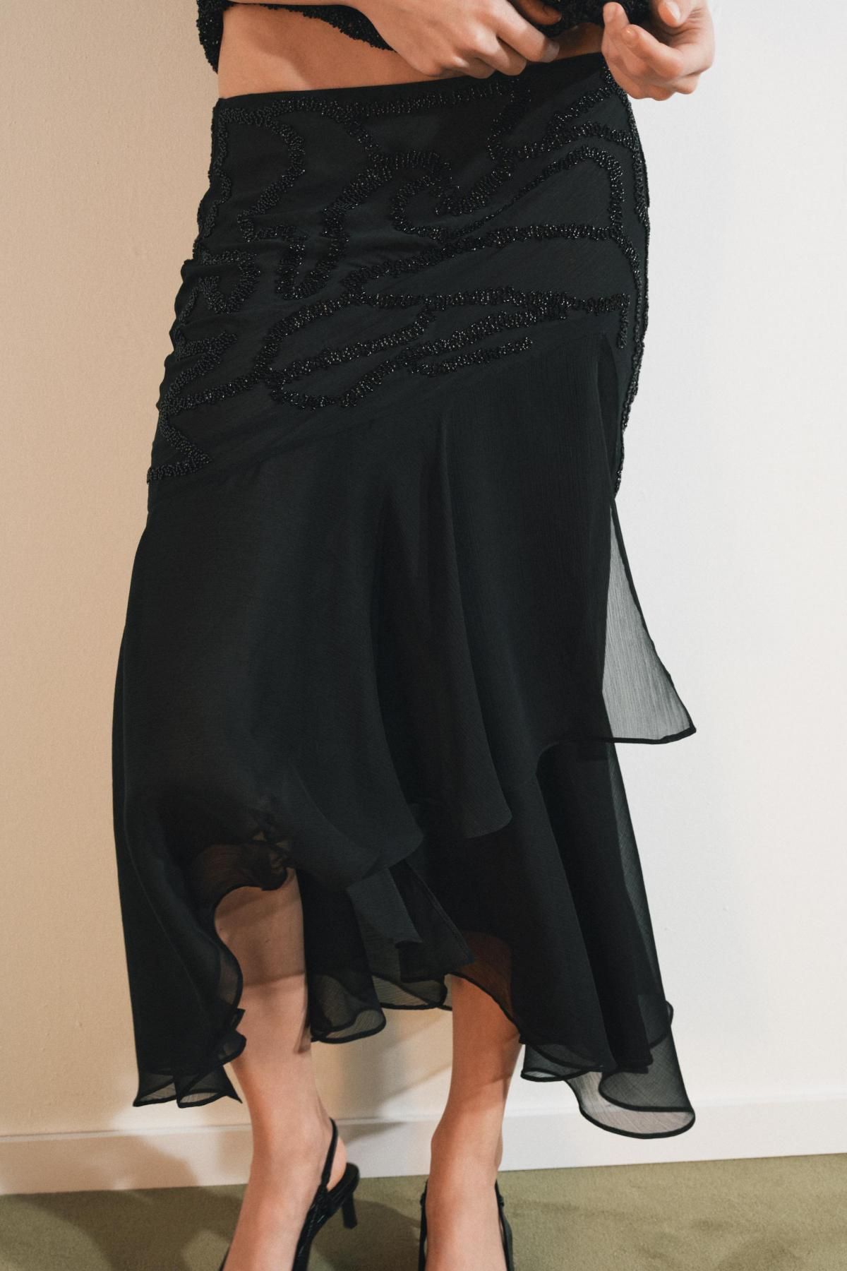 자라 비즈 러플 미디 스커트 블랙 4772/607 BLACK - 상세 이미지 5