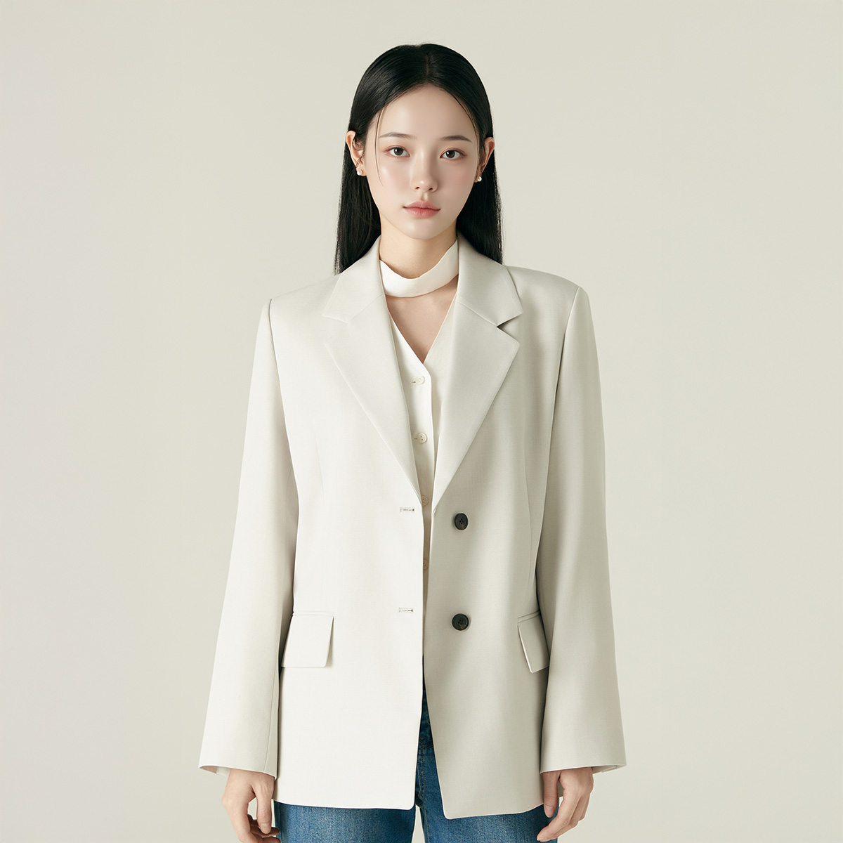 로엠 뒷트임 오버핏 테일러드 자켓 RMJKF49RT3는 아이와 함께하는 일상에서 세탁 부담을 덜어주는 옷차림을 고민할 때 좋은 선택이에요