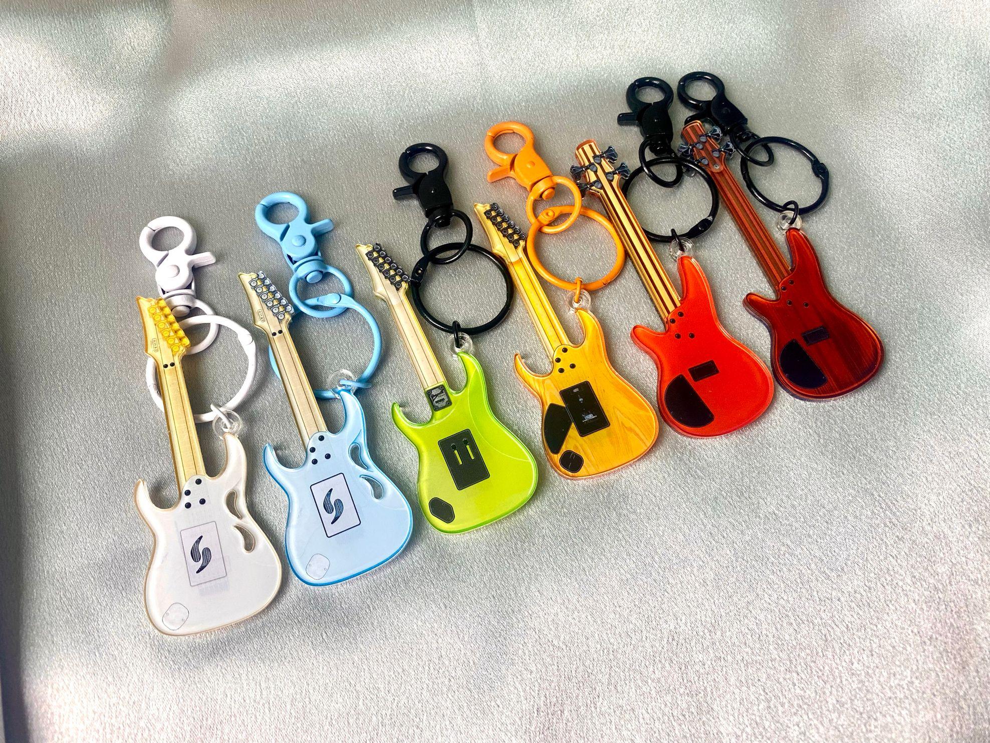 아크릴 전기 기타 키링 열쇠고리 악세서리 락 스타일 장식품 그린 앤 블랙 일렉트릭 기타 펜던트 - 상세 이미지 4