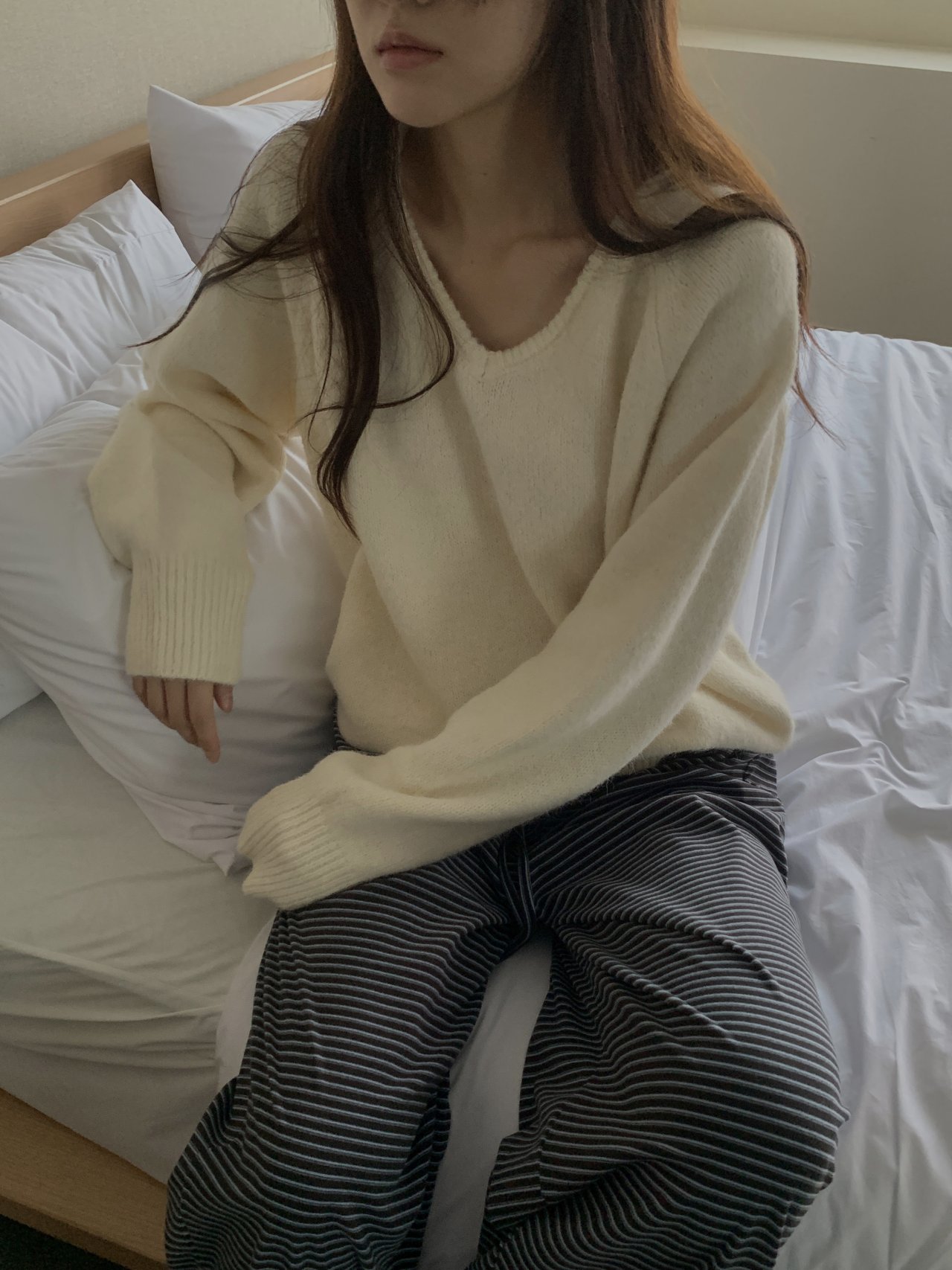 오버무드 겨울 울 혼방 소라 파스텔 루즈핏 브이넥 베이직 니트 4color - 상세 이미지 3