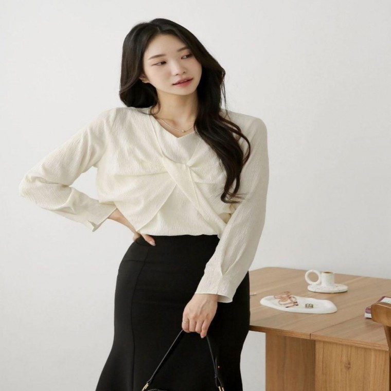 여성 2컬러 꼬임 포인트 페미닌룩 데일리 블라우스 - 메인 이미지