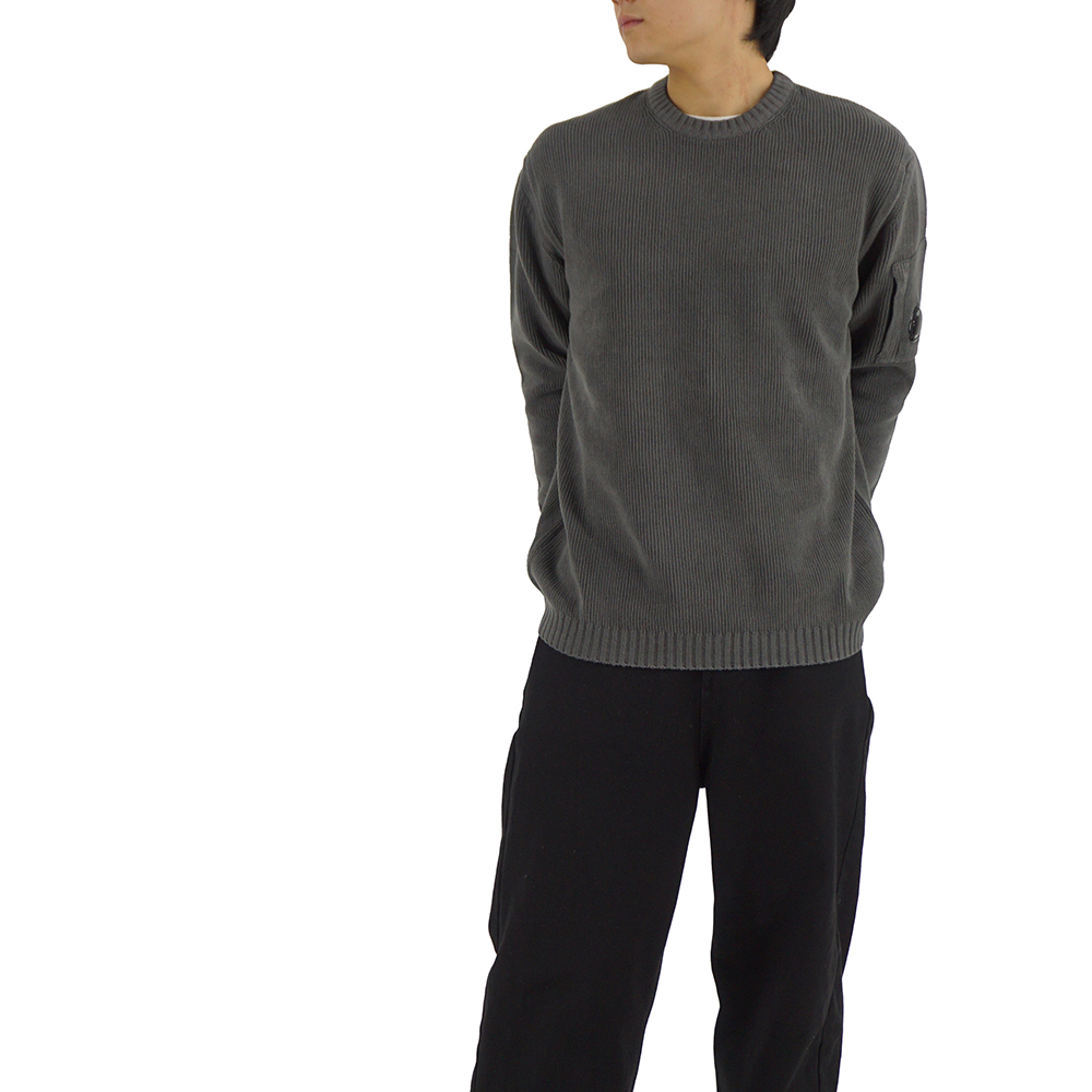 25FW CP컴퍼니 렌즈 와펜 셔닐 코튼 크루넥 니트 그레이 19CMKN017A 005558G 978 - 상세 이미지 5