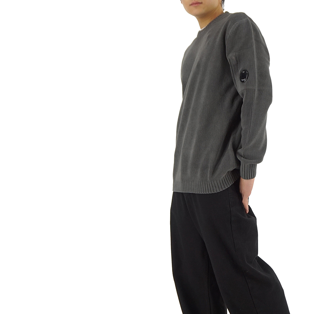25FW CP컴퍼니 렌즈 와펜 셔닐 코튼 크루넥 니트 그레이 19CMKN017A 005558G 978 - 상세 이미지 2