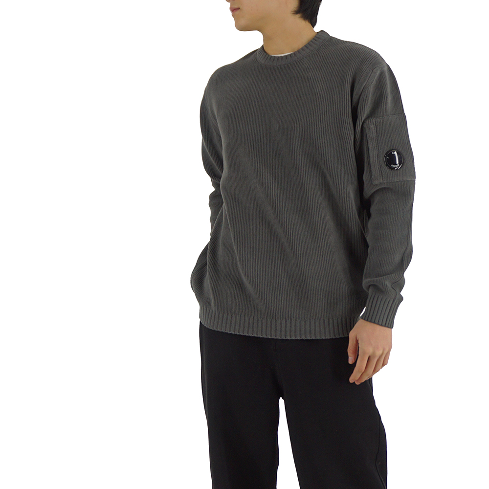 25FW CP컴퍼니 렌즈 와펜 셔닐 코튼 크루넥 니트 그레이 19CMKN017A 005558G 978 - 상세 이미지 3