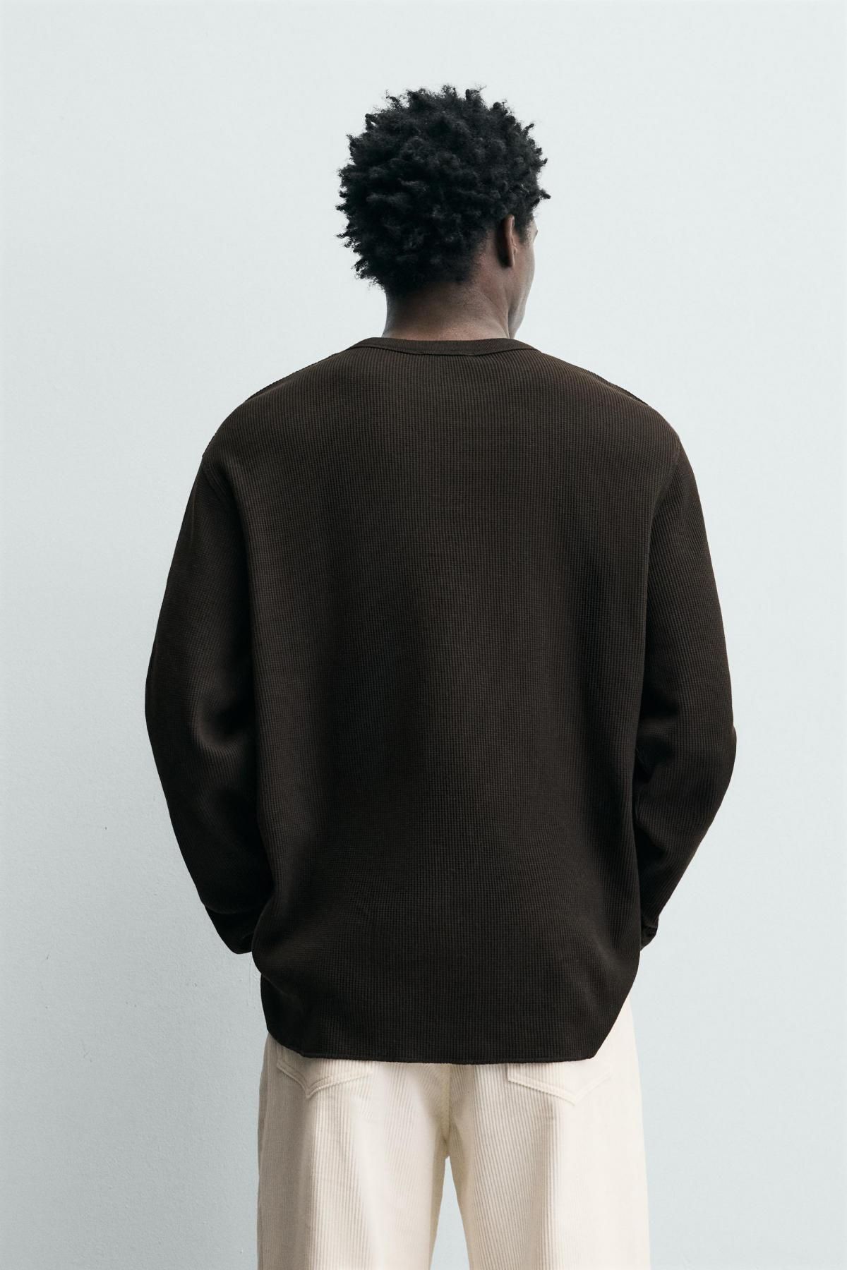 자라 와플니트 텍스처 라운드 긴팔 티셔츠 0526/406 BROWN - 상세 이미지 4