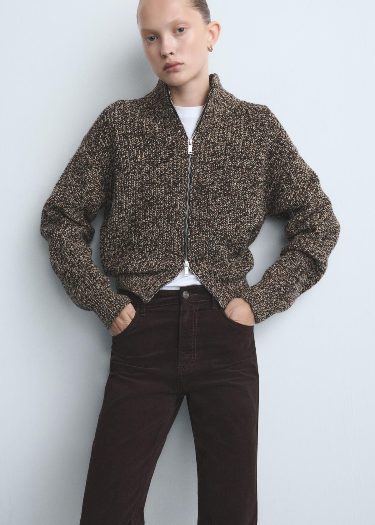 망고 벨벳 플레어 하이웨이스트 팬츠 27021200 CHOCOLATE - 상세 이미지 4