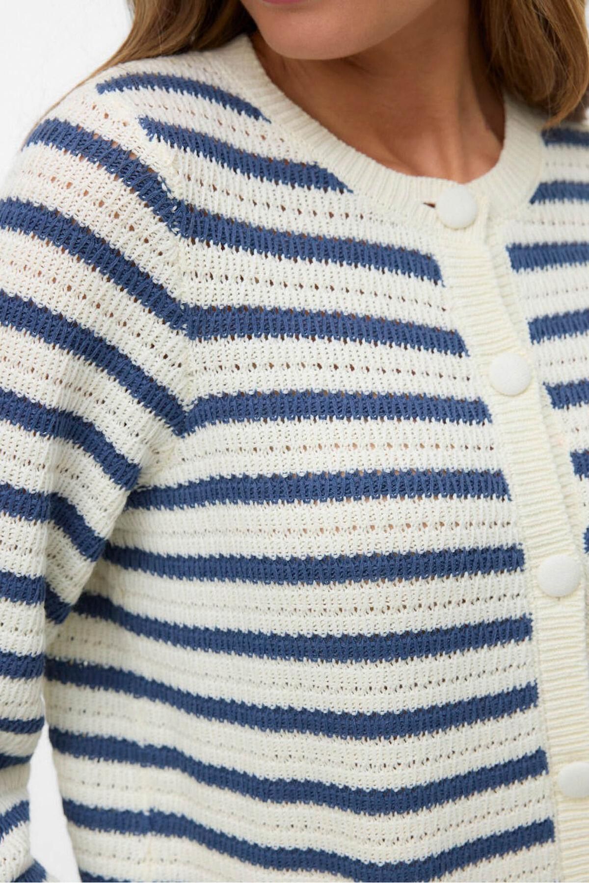 베로모다 스트라이프 라운드넥 버튼업 가디건 3763156 ESTAMPADO AZUL - 상세 이미지 3