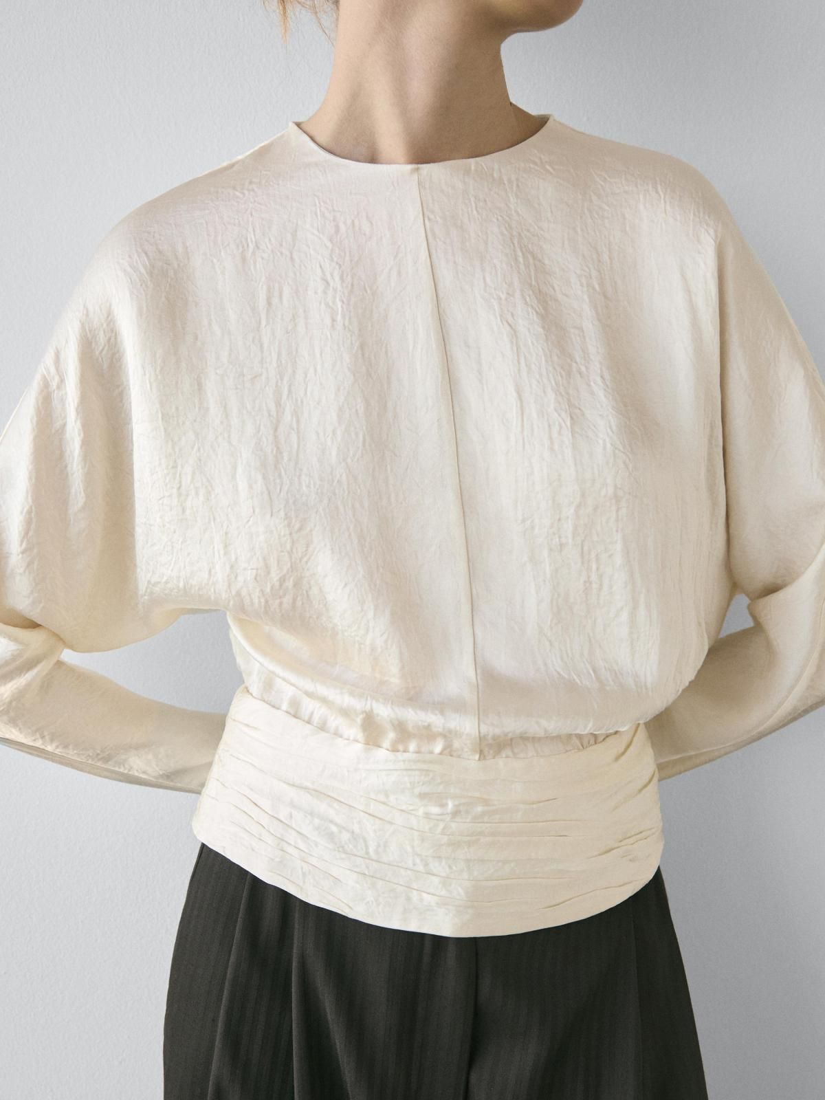 마시모두띠 새틴 플루이드 블라우스 셔링 9311/950 BEIGE - 상세 이미지 3