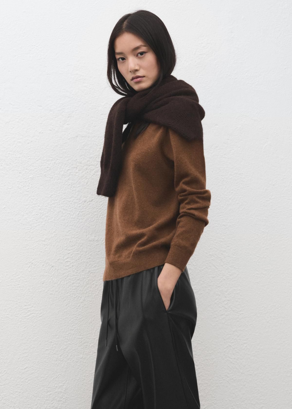 망고 에코레더 와이드 크롭 팬츠 27061293 NEGRO - 상세 이미지 4