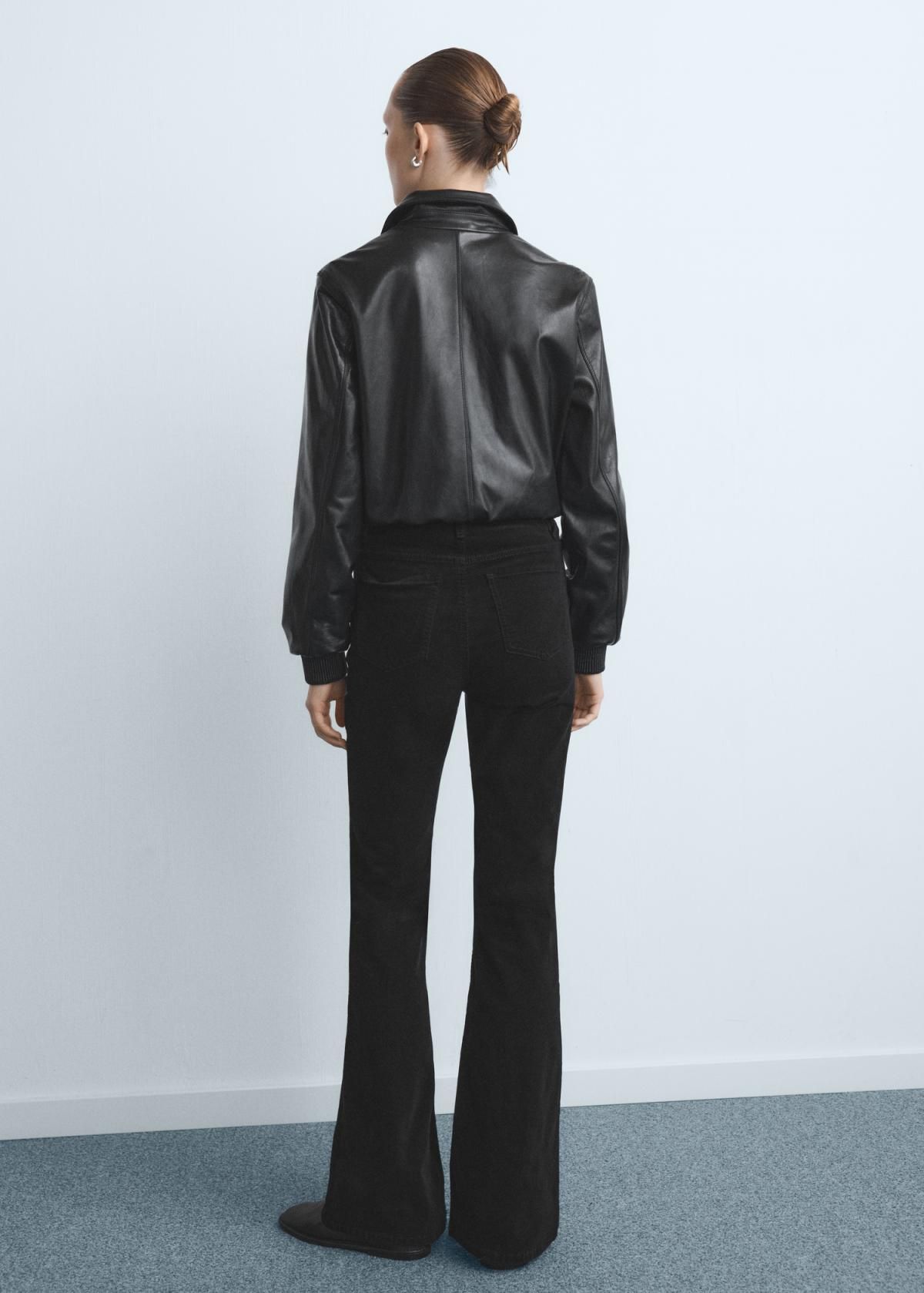 망고 벨벳 하이웨이스트 플레어 팬츠 블랙 27021199 NEGRO - 상세 이미지 3