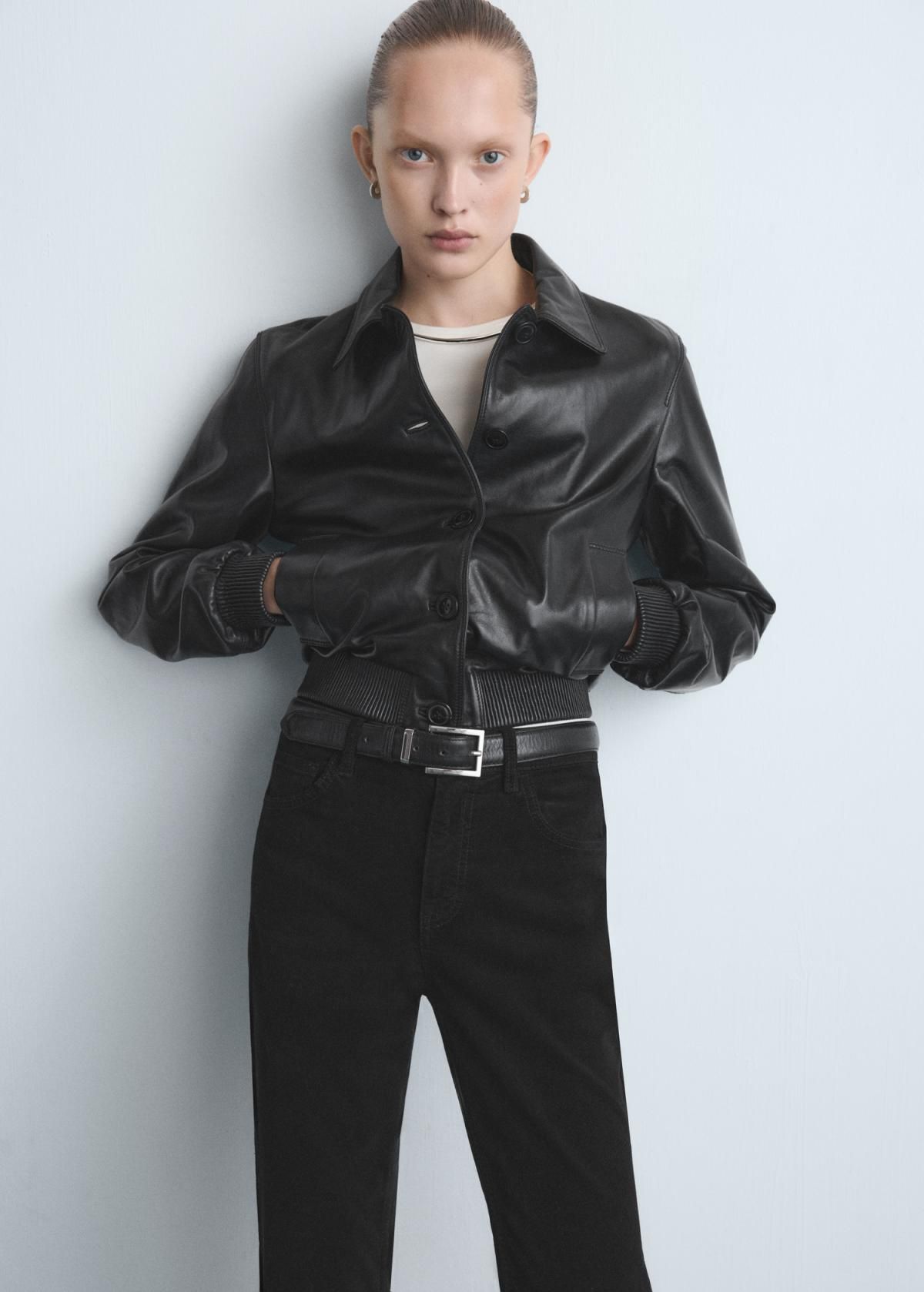 망고 벨벳 하이웨이스트 플레어 팬츠 블랙 27021199 NEGRO - 상세 이미지 4