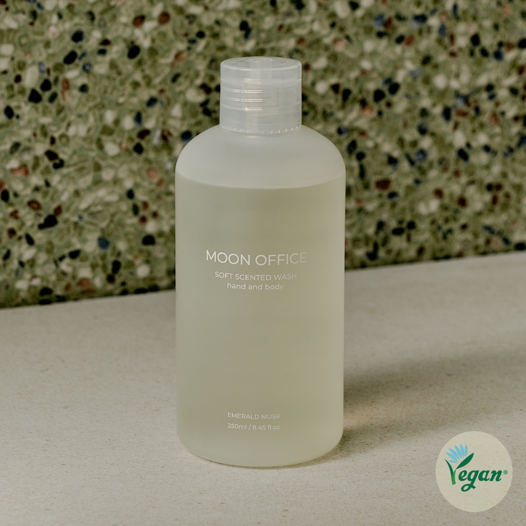 [1+1 EVENT] 문오피스 소프트 센티드 핸드 앤 바디 워시 에메랄드 머스크, 250ml, 1개 - 상품 이미지