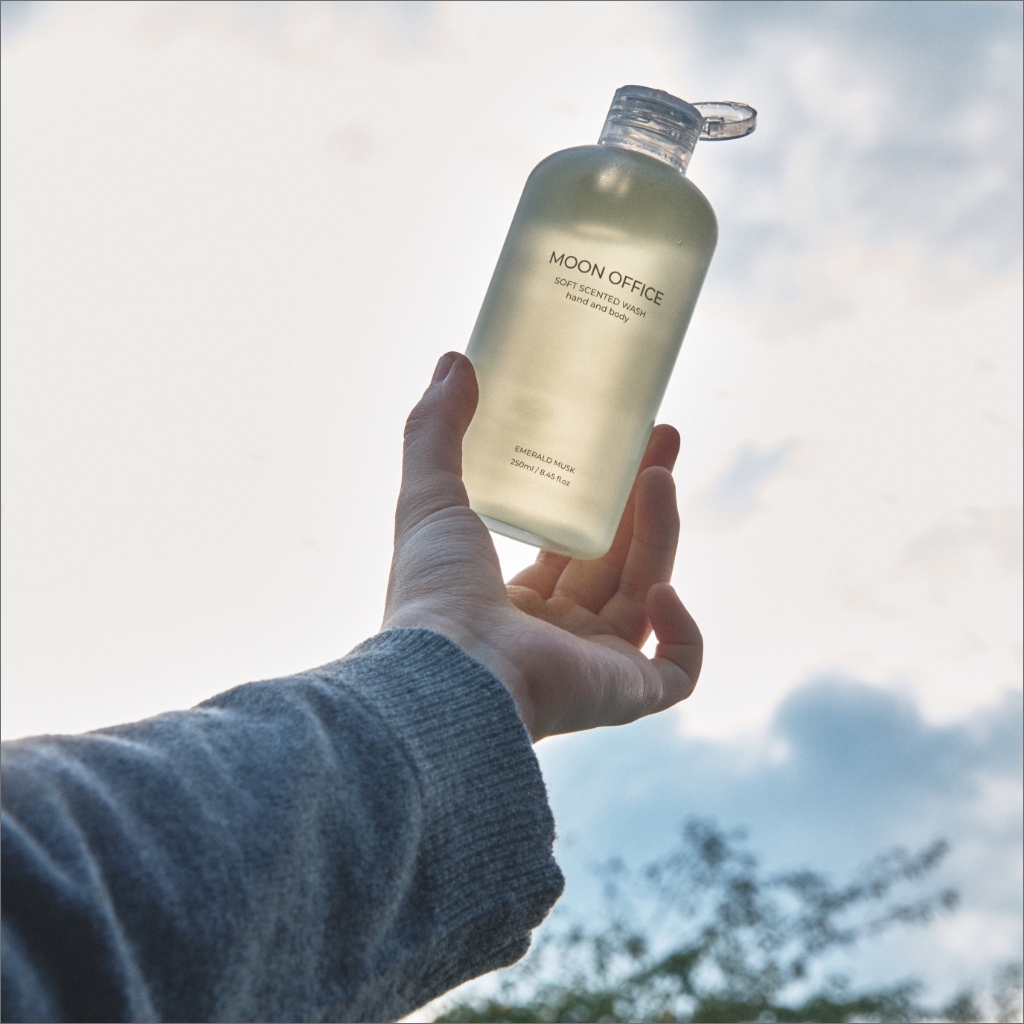 [1+1 EVENT] 문오피스 소프트 센티드 핸드 앤 바디 워시 에메랄드 머스크, 250ml, 1개 - 상세 이미지 3