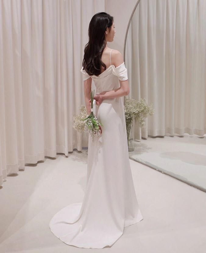 오프숄더 셀프웨딩드레스 슬림H라인 드레이프네크 스냅촬영 본식스몰웨딩 신부드레스 - 상세 이미지 2