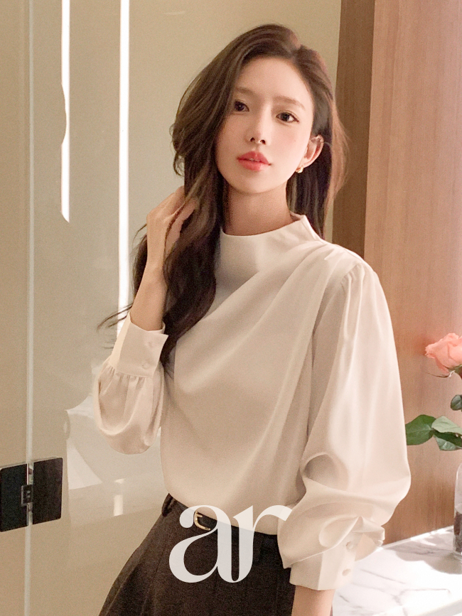 하이넥 숄더 셔링 드레이프 새틴 블라우스 bs8568 이미지 2