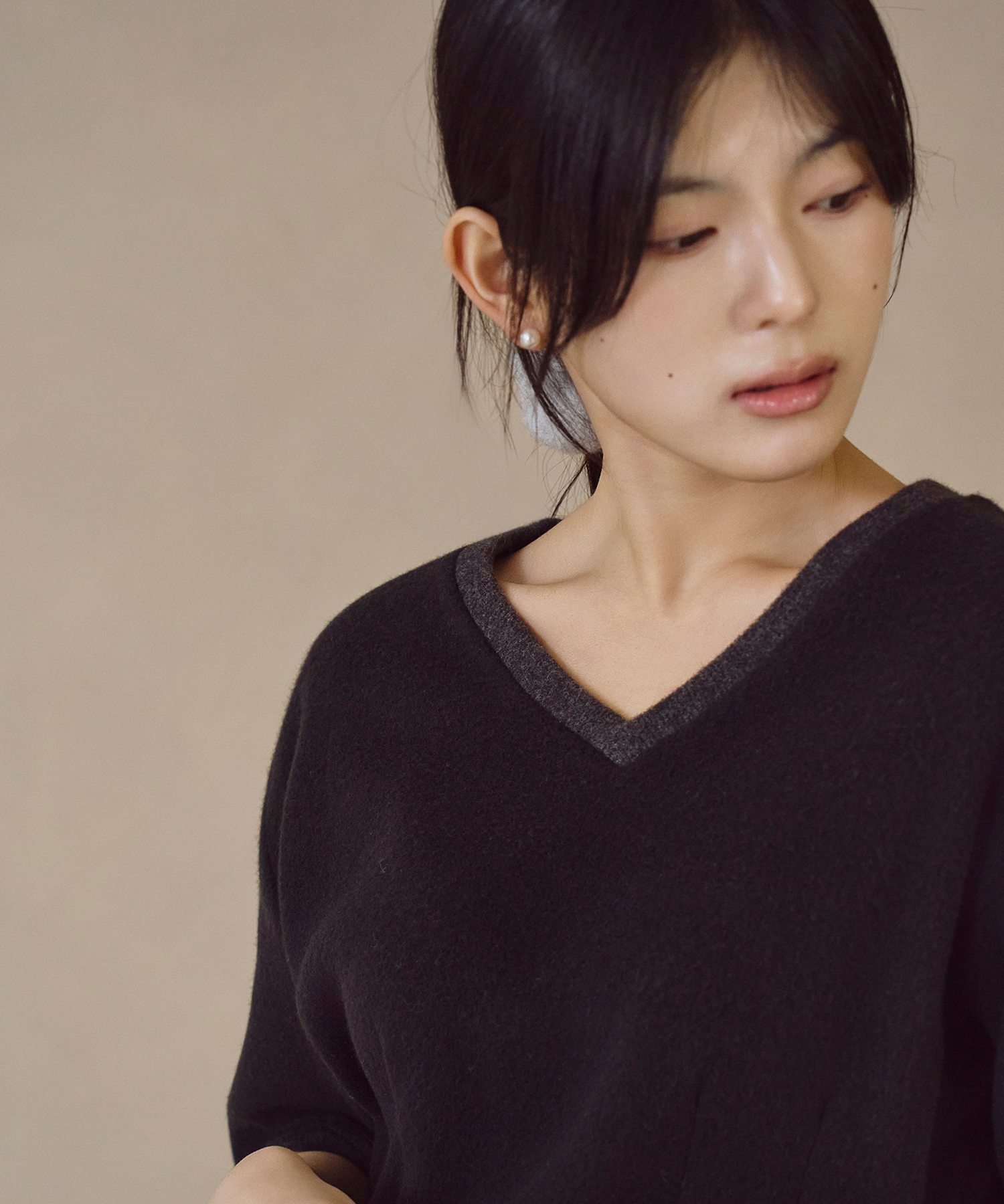 브러쉬 브이넥 미니 원피스 블랙 - 상세 이미지 4