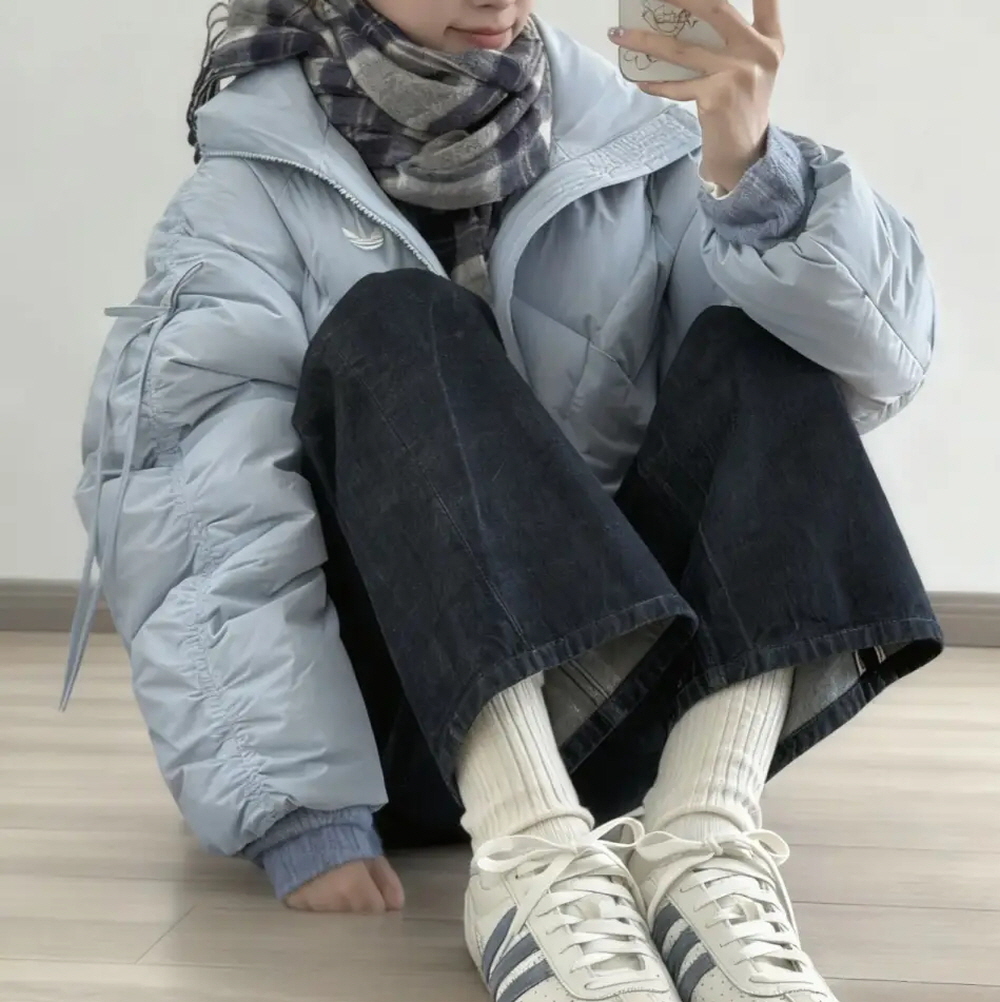 아디다스 우먼스 트레포일 숏 다운 패딩 보우 컴 리본 푸퍼자켓 스카이블루 KC2612 - 상세 이미지 2