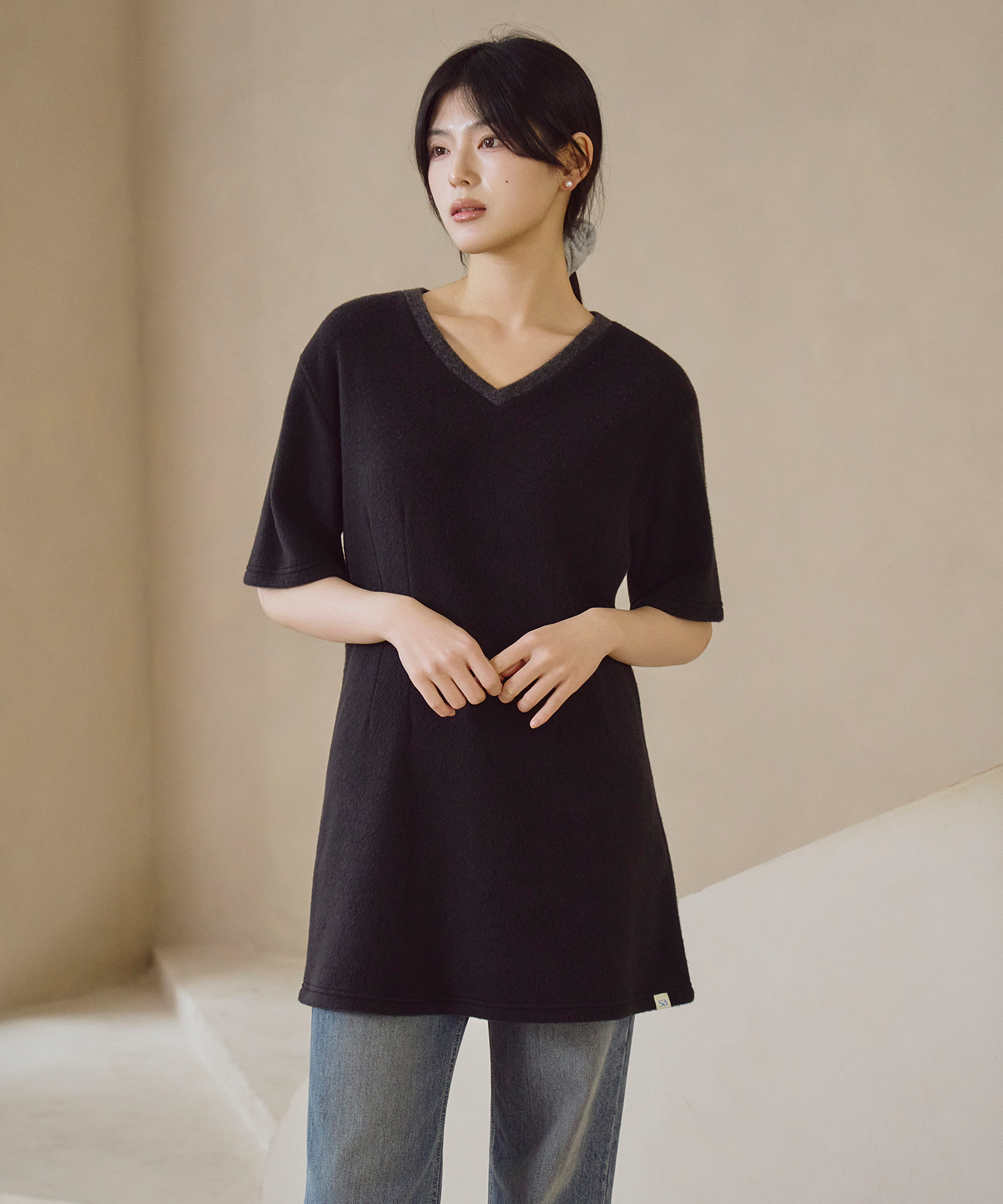 브러쉬 브이넥 미니 원피스 블랙 - 상세 이미지 3
