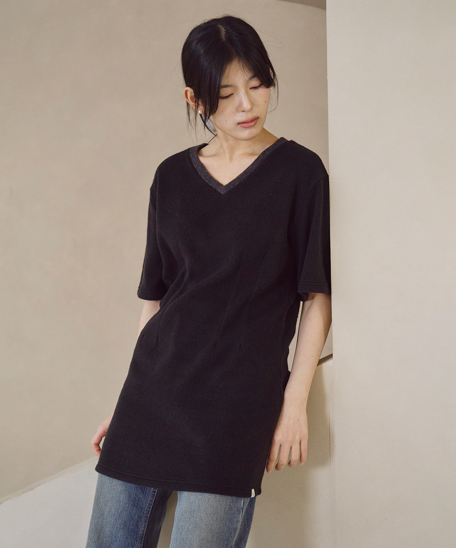 브러쉬 브이넥 미니 원피스 블랙 - 상세 이미지 2